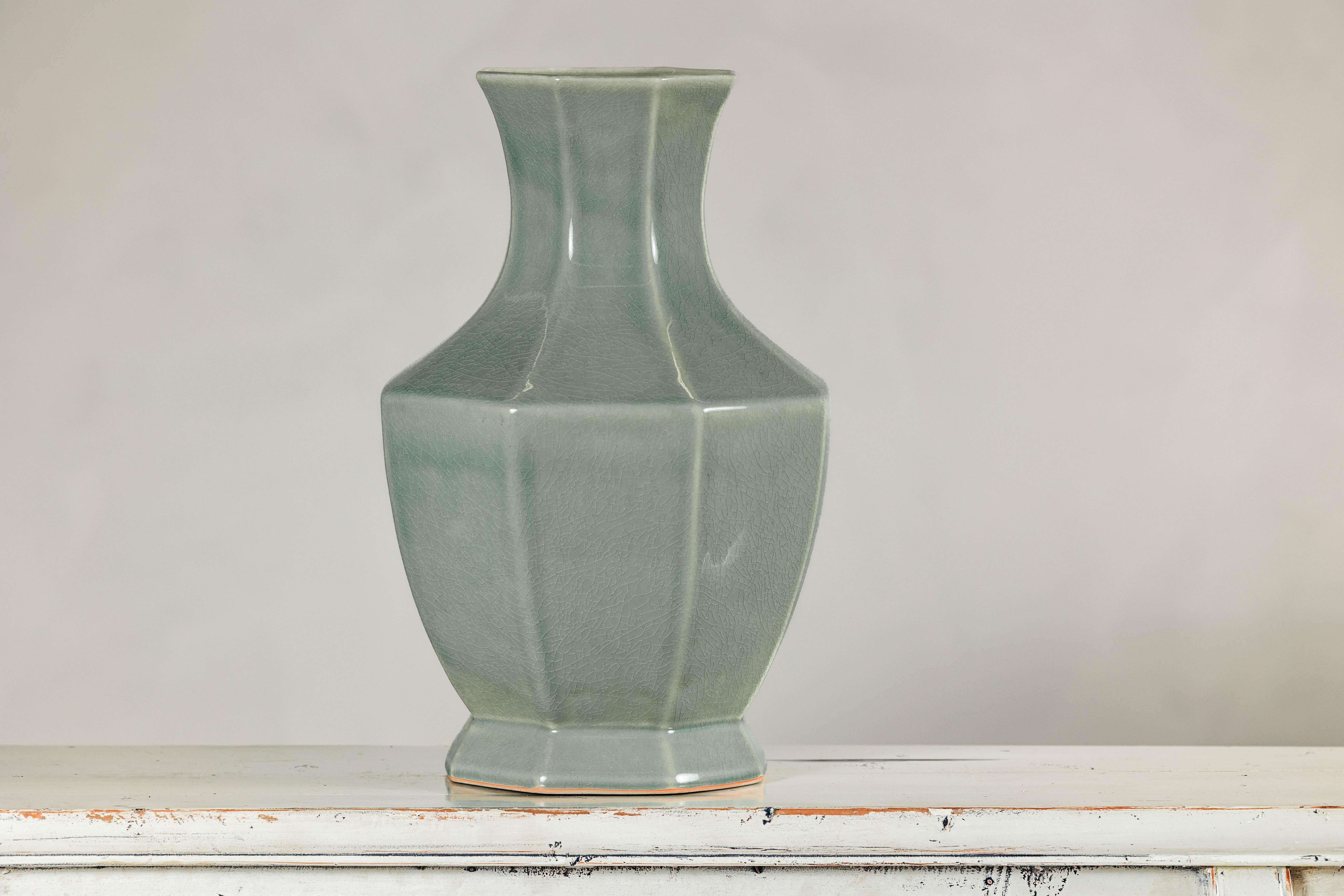 Vase mit achteckigem Korpus und ausgestelltem Hals, crackle-glasiert in Celadon im Angebot 2