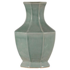 Vase mit achteckigem Korpus und ausgestelltem Hals, crackle-glasiert in Celadon