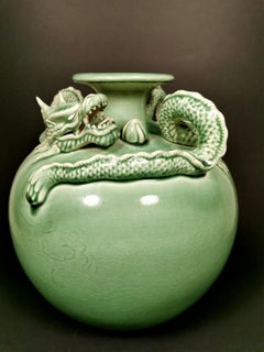 Vaso in celadon craquelé del XX secolo con decorazioni a drago, 1950-1955