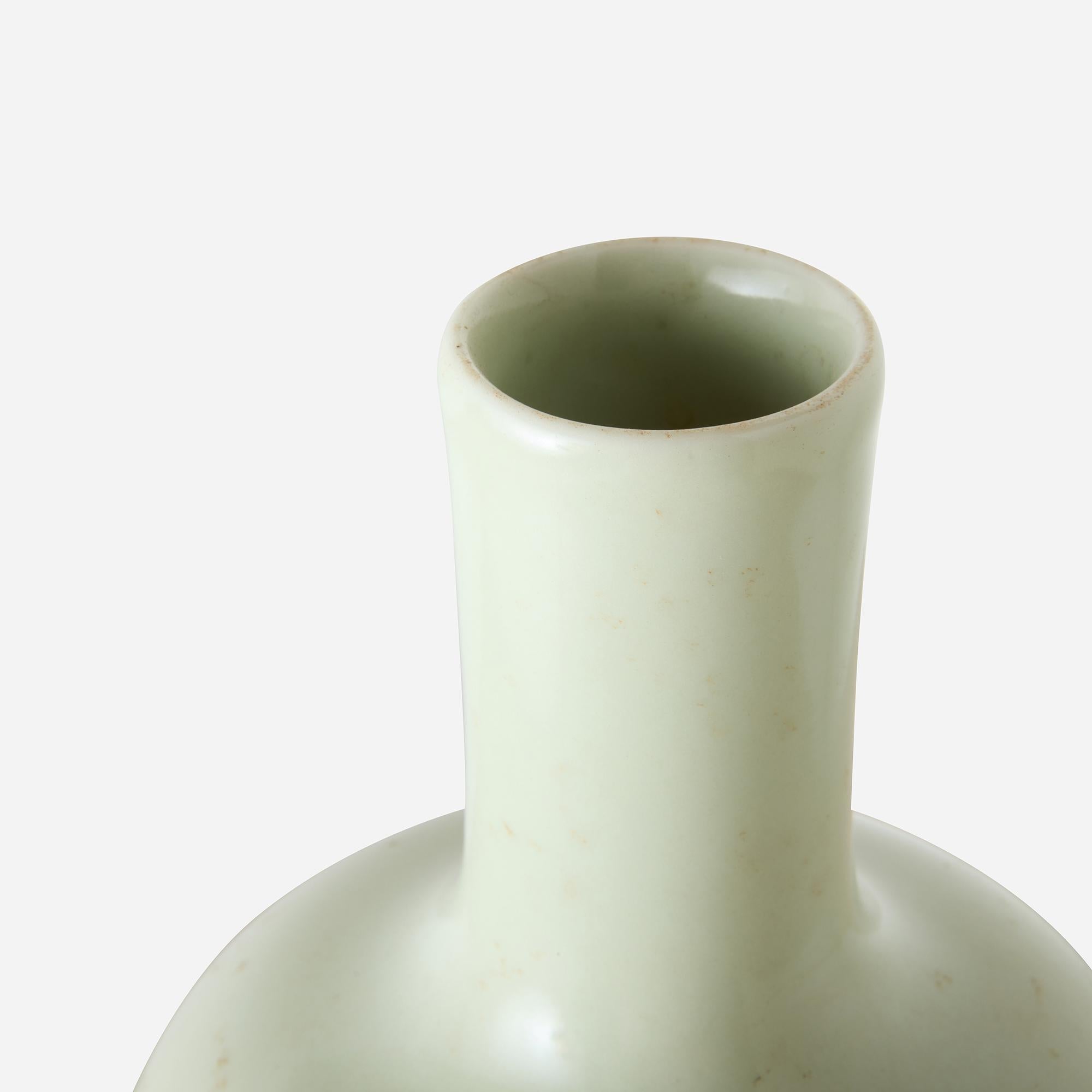 Celadon-Glasur Langhalsige Flaschenvase, 20. Jahrhundert (Chinesisch) im Angebot