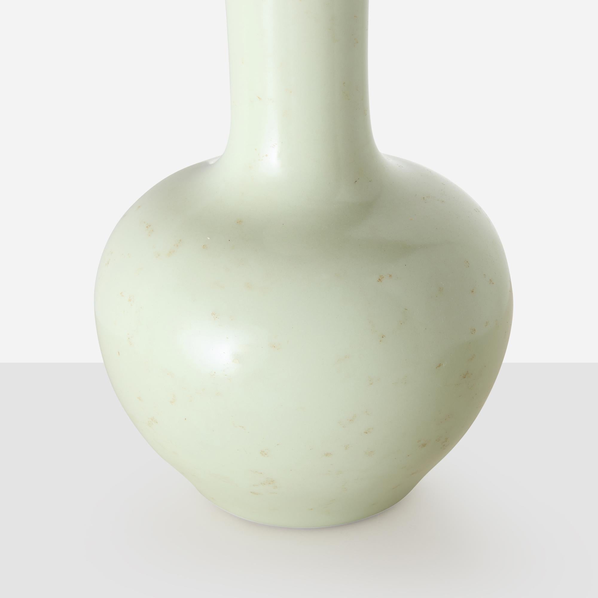 Celadon-Glasur Langhalsige Flaschenvase, 20. Jahrhundert (Glasiert) im Angebot