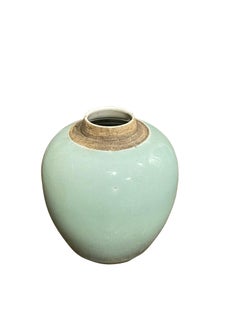 Kleine Keramikvase mit Celadon-Glasur, China, Contemporary