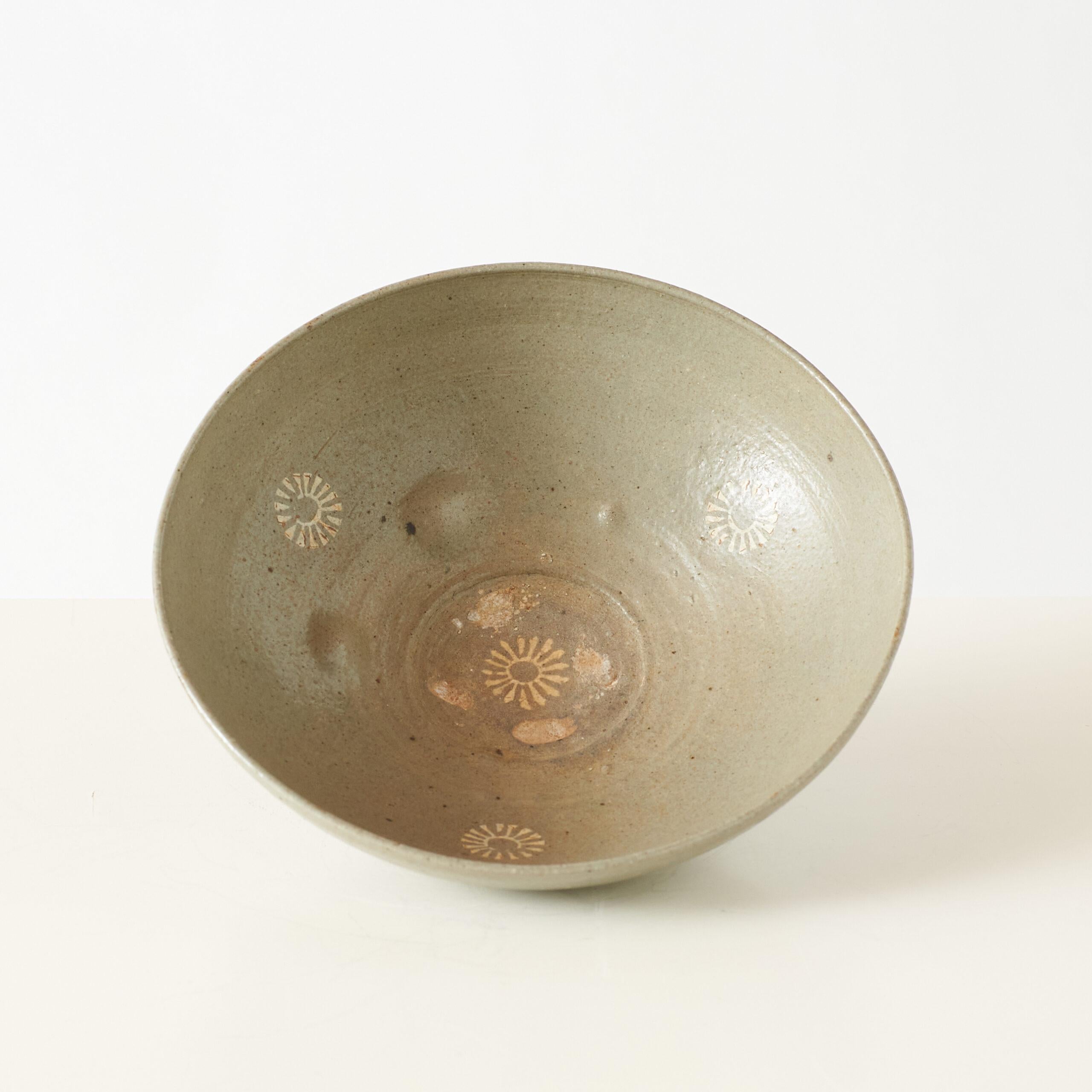 Celadon glasierte Schale mit stilisiertem Blumendekor

Koreanische, keladonglasierte Schale mit breiter Form auf kurzem Fuß. Die blass olivgrüne Glasur ist in gebrochenem Weiß mit stilisierten floralen Motiven verziert.

Zusätzliche