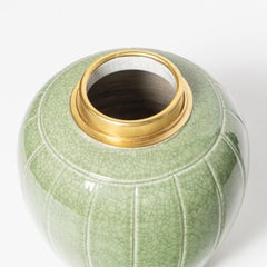 Vase aus keladonglasierter Keramik mit Bronzehals, China, frühes 20. Jahrhundert.