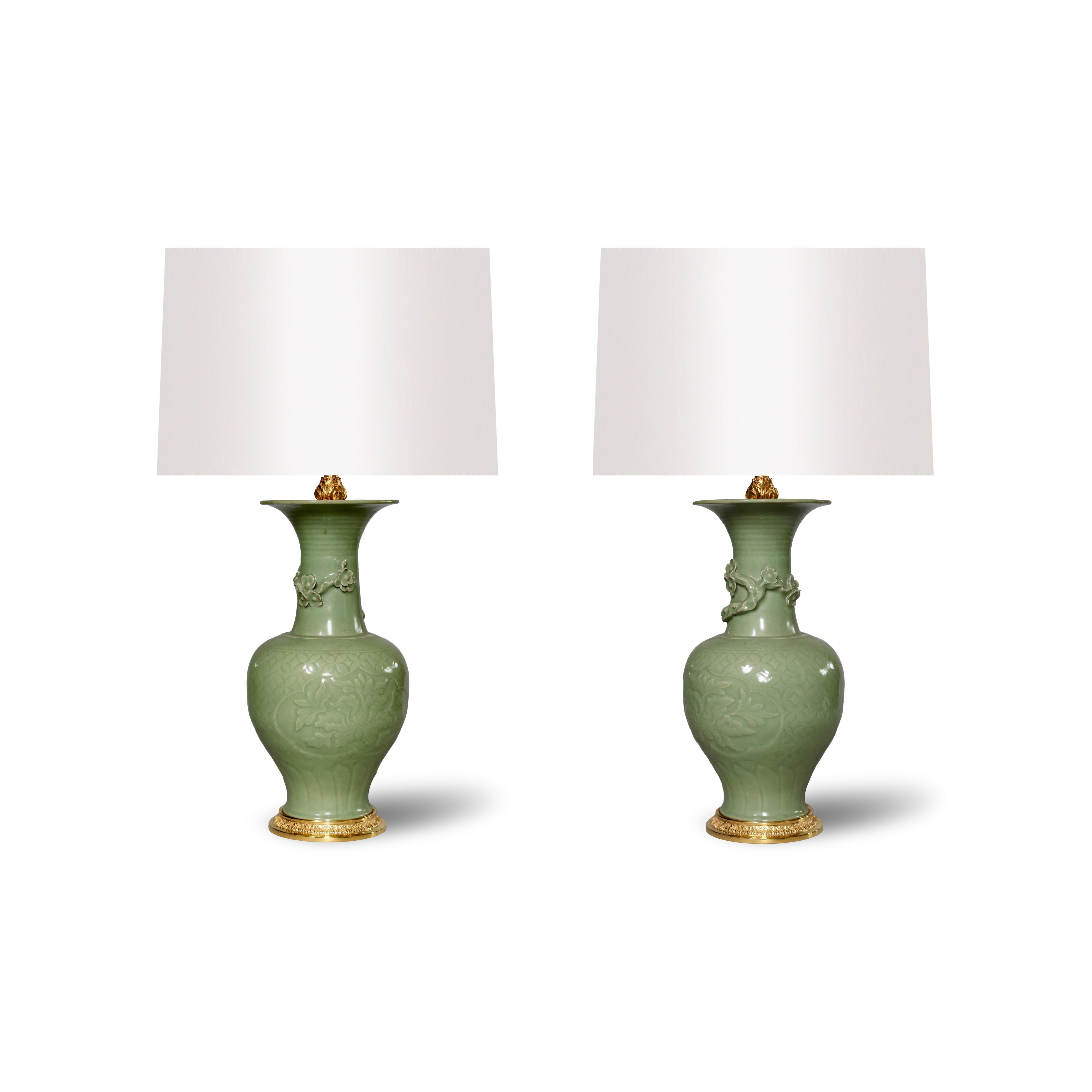 Pareja de lámparas de porcelana esmaltada Celadón con bases de bronce dorado.
Hasta la parte superior del jarrón 17,5 pulgadas
Las pantallas no están incluidas 