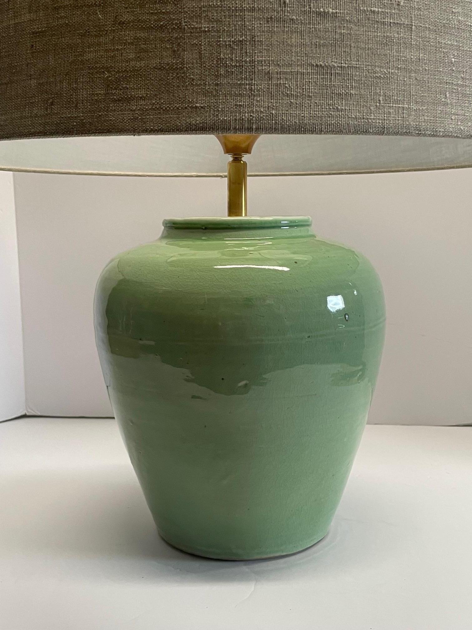 Zeitgenössische chinesische Lampen in Form eines Topfes mit Seladonglasur.
Basis misst 10