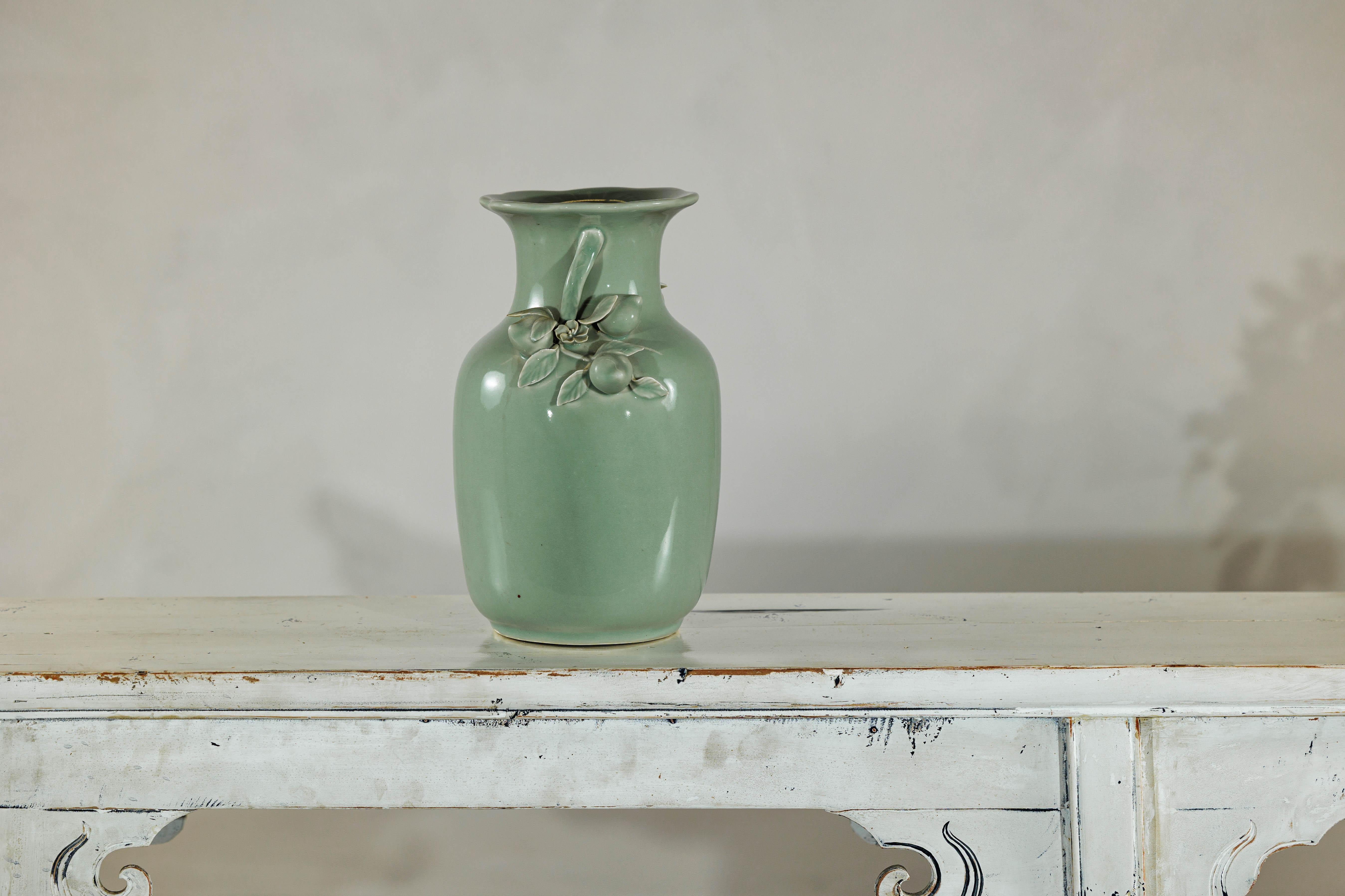 Vase à glaçure céladon avec décor appliqué de fruits et de feuillages, bord festonné en vente 4