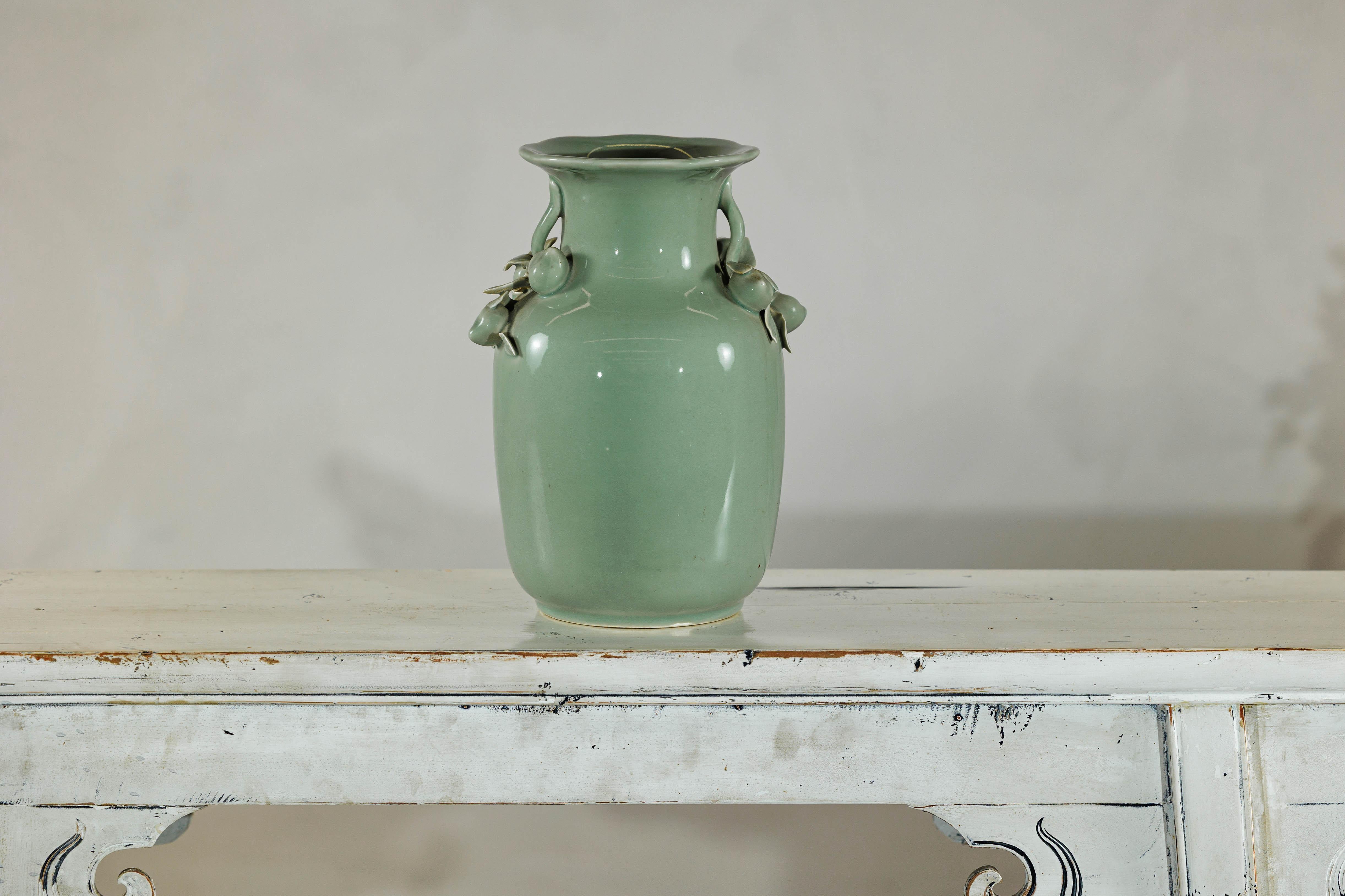 Vase à glaçure céladon avec décor appliqué de fruits et de feuillages, bord festonné en vente 5