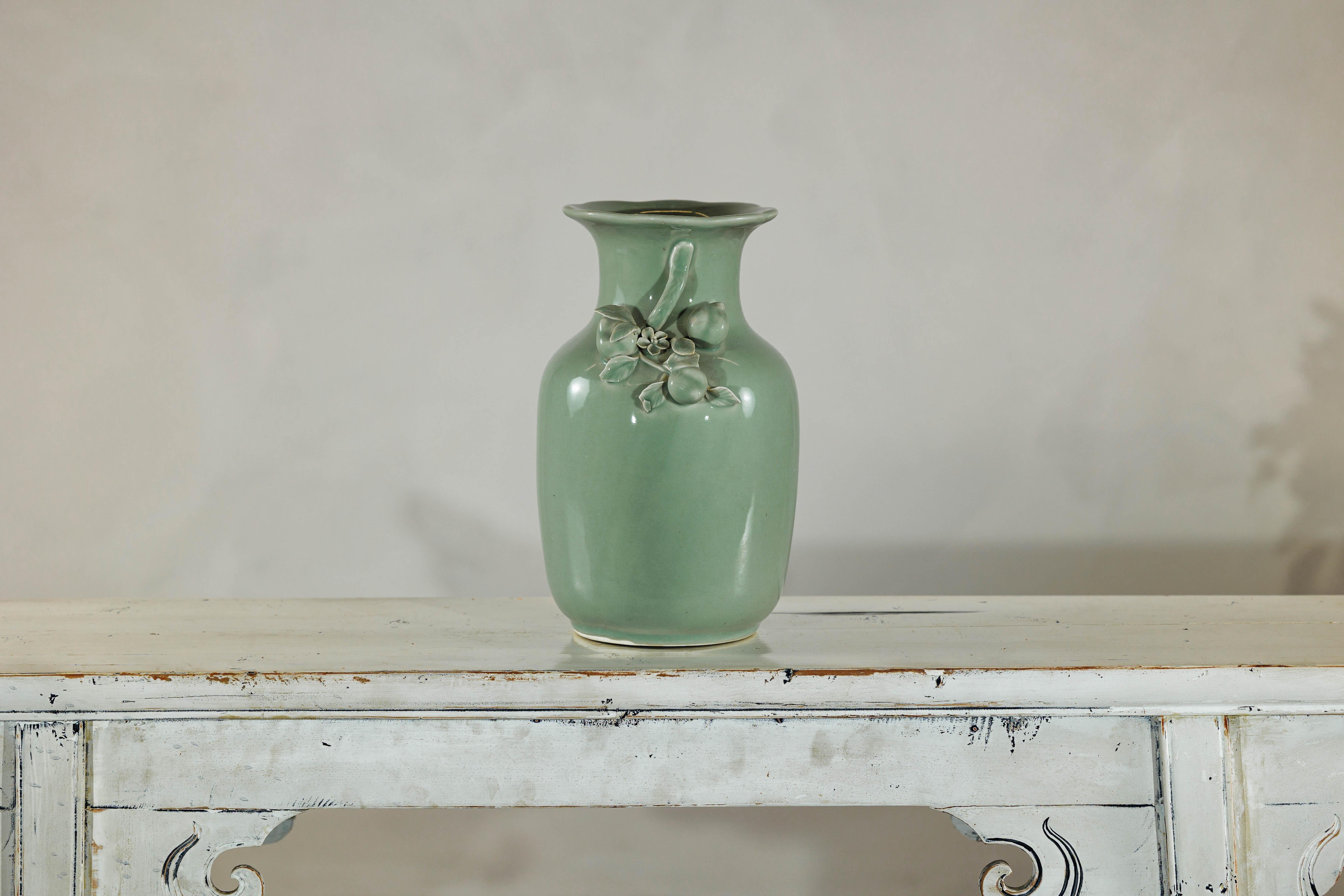 Vase à glaçure céladon avec décor appliqué de fruits et de feuillages, bord festonné en vente 6