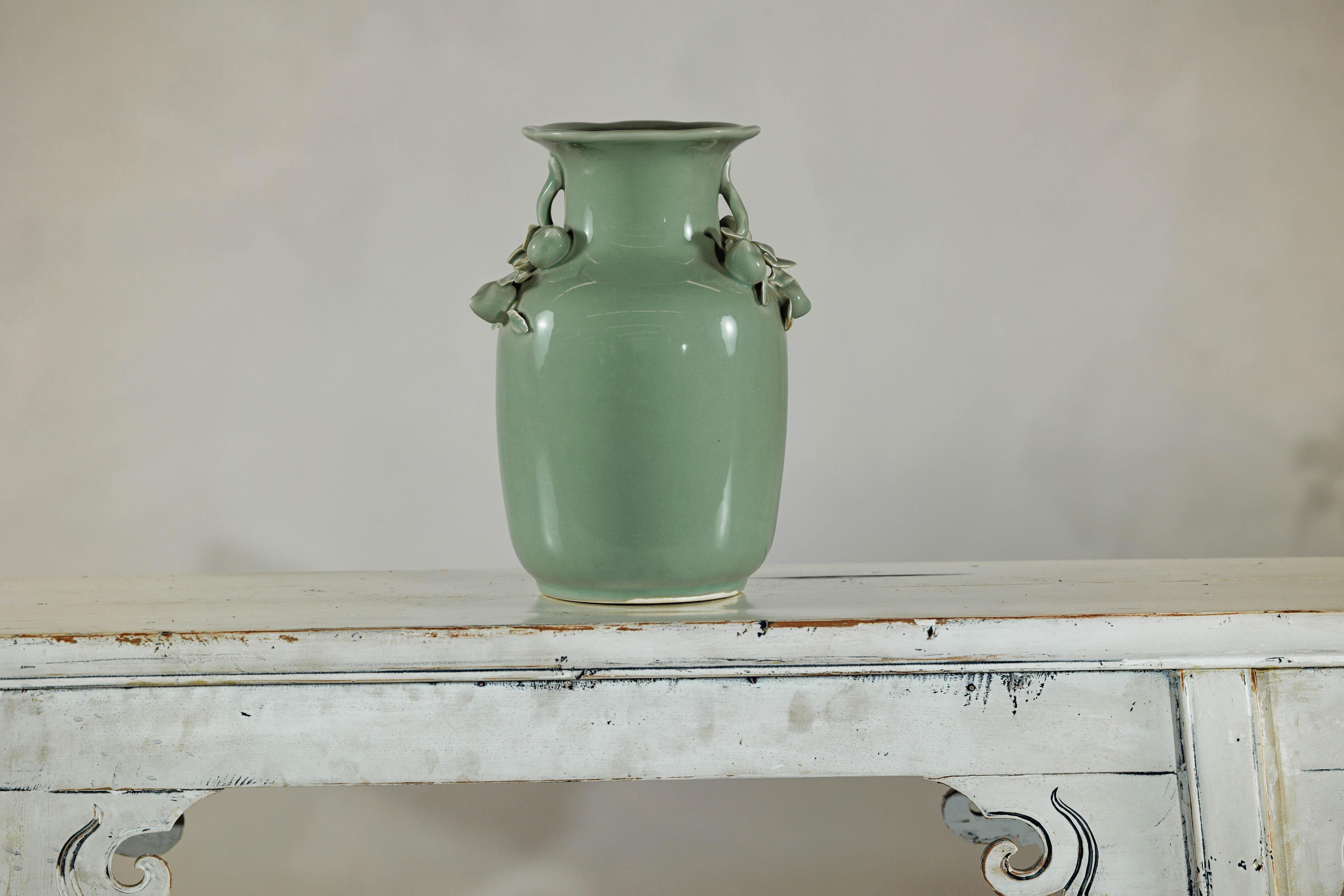 Vase à glaçure céladon avec décor appliqué de fruits et de feuillages, bord festonné en vente 7