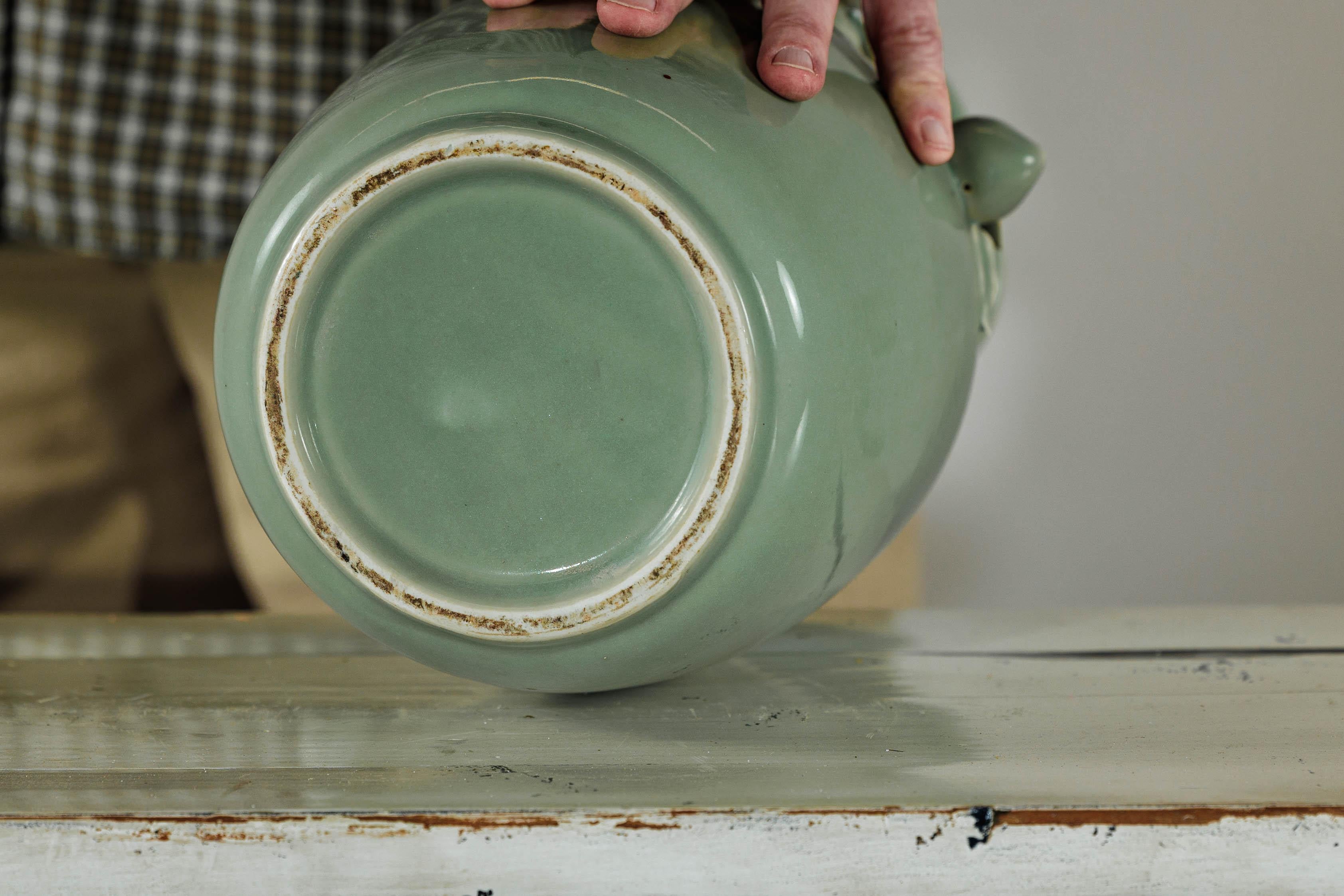 Vase à glaçure céladon avec décor appliqué de fruits et de feuillages, bord festonné en vente 9