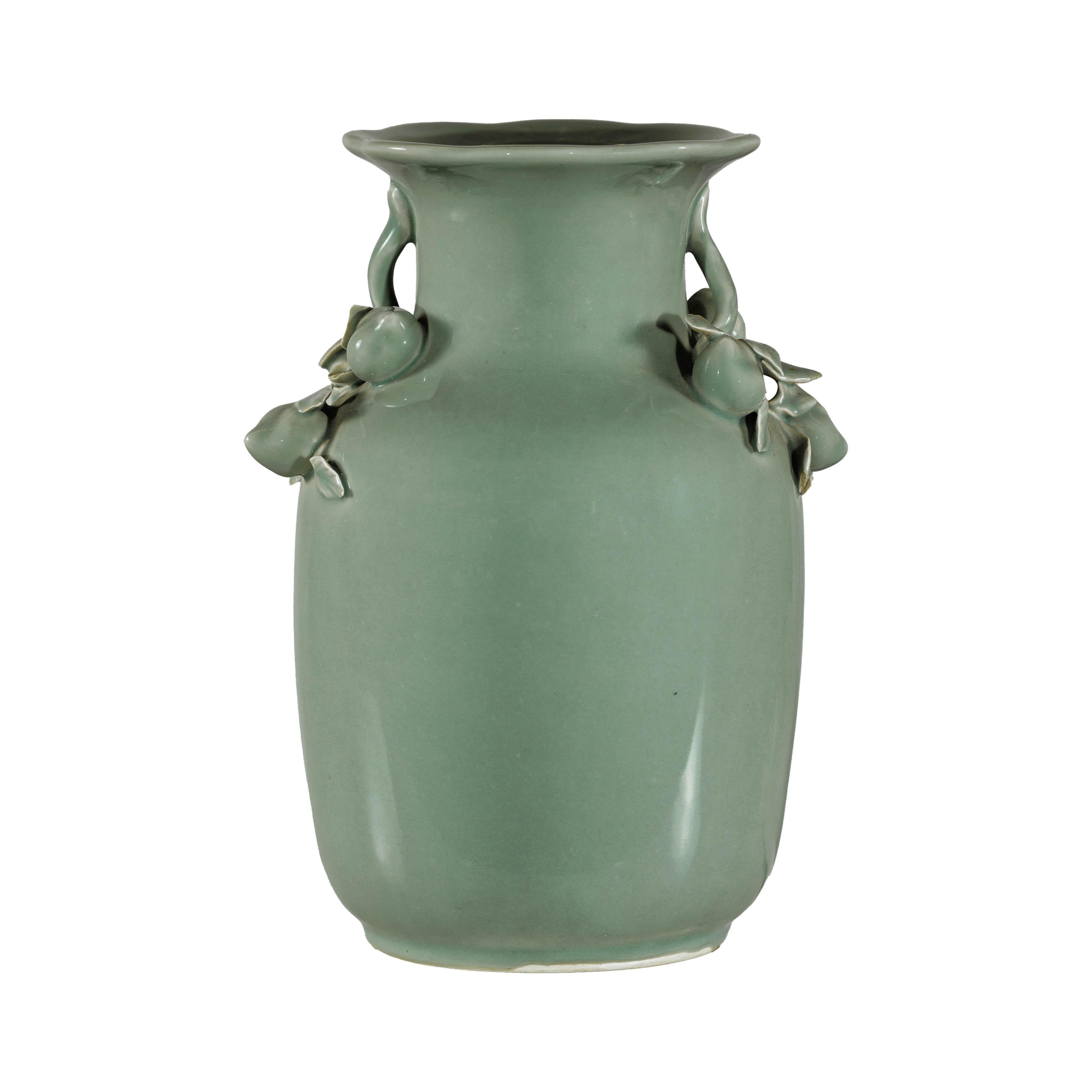Vase à glaçure céladon avec décor appliqué de fruits et de feuillages, bord festonné en vente 10