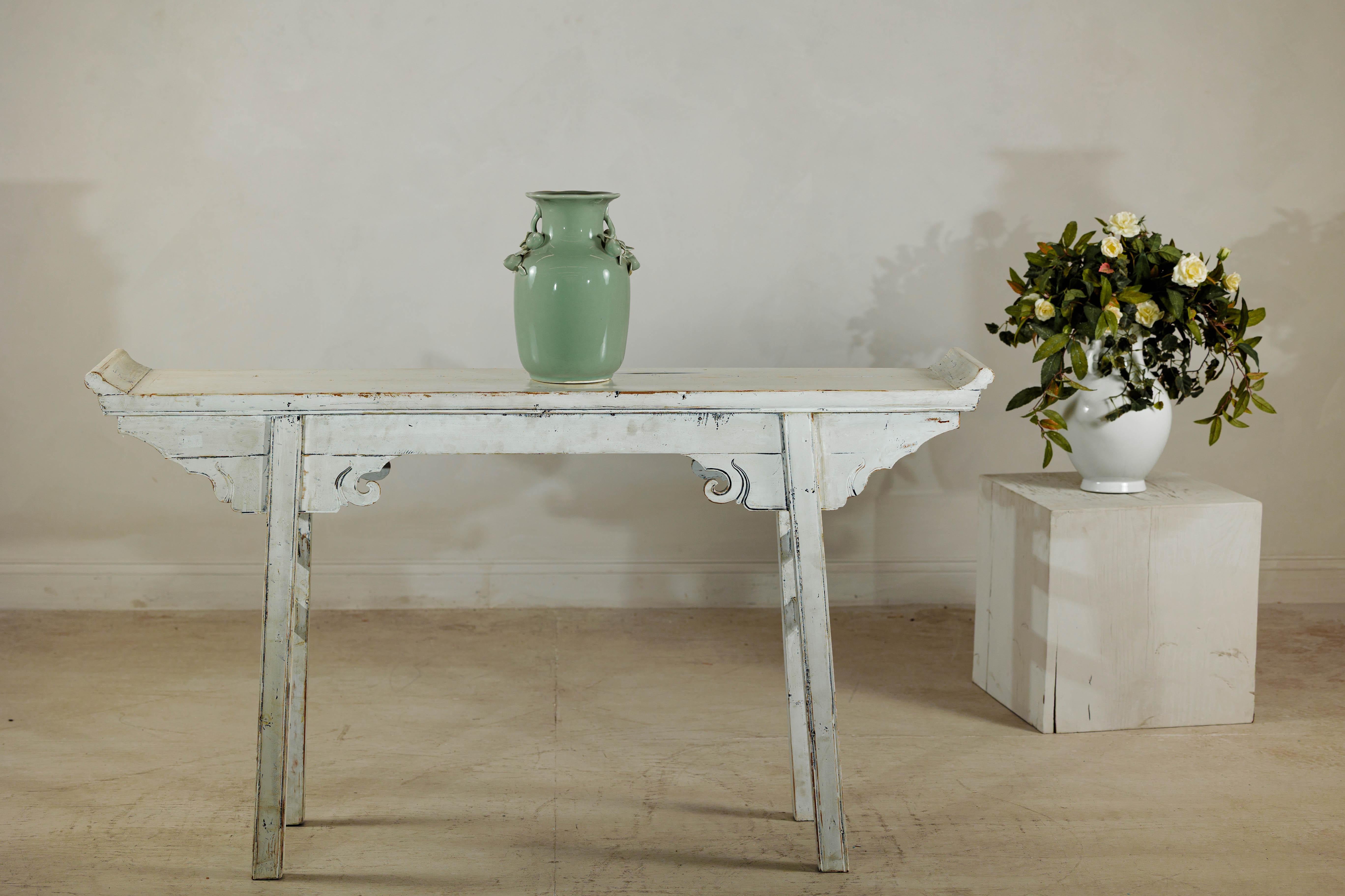 Vernissé Vase à glaçure céladon avec décor appliqué de fruits et de feuillages, bord festonné en vente