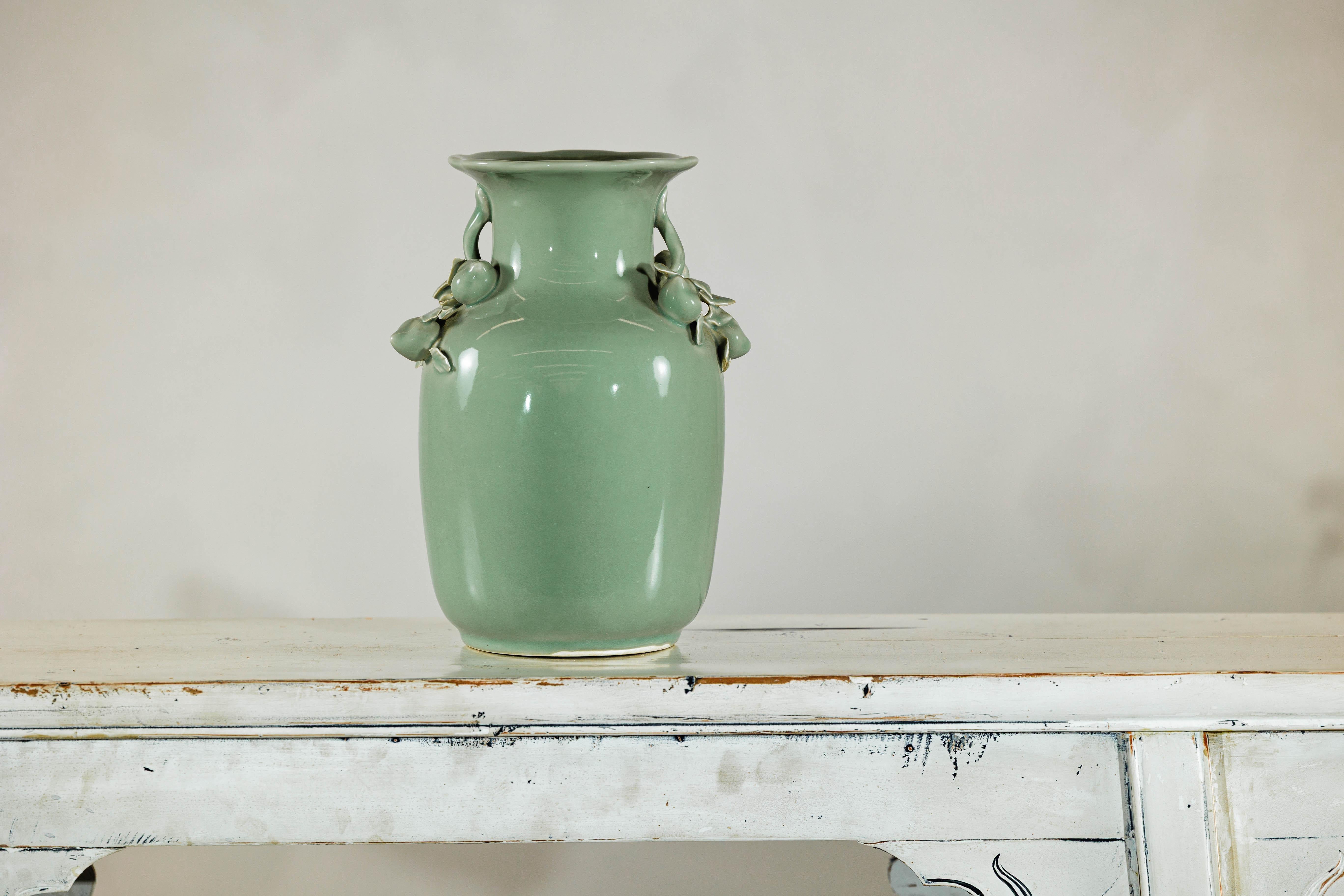 20ième siècle Vase à glaçure céladon avec décor appliqué de fruits et de feuillages, bord festonné en vente