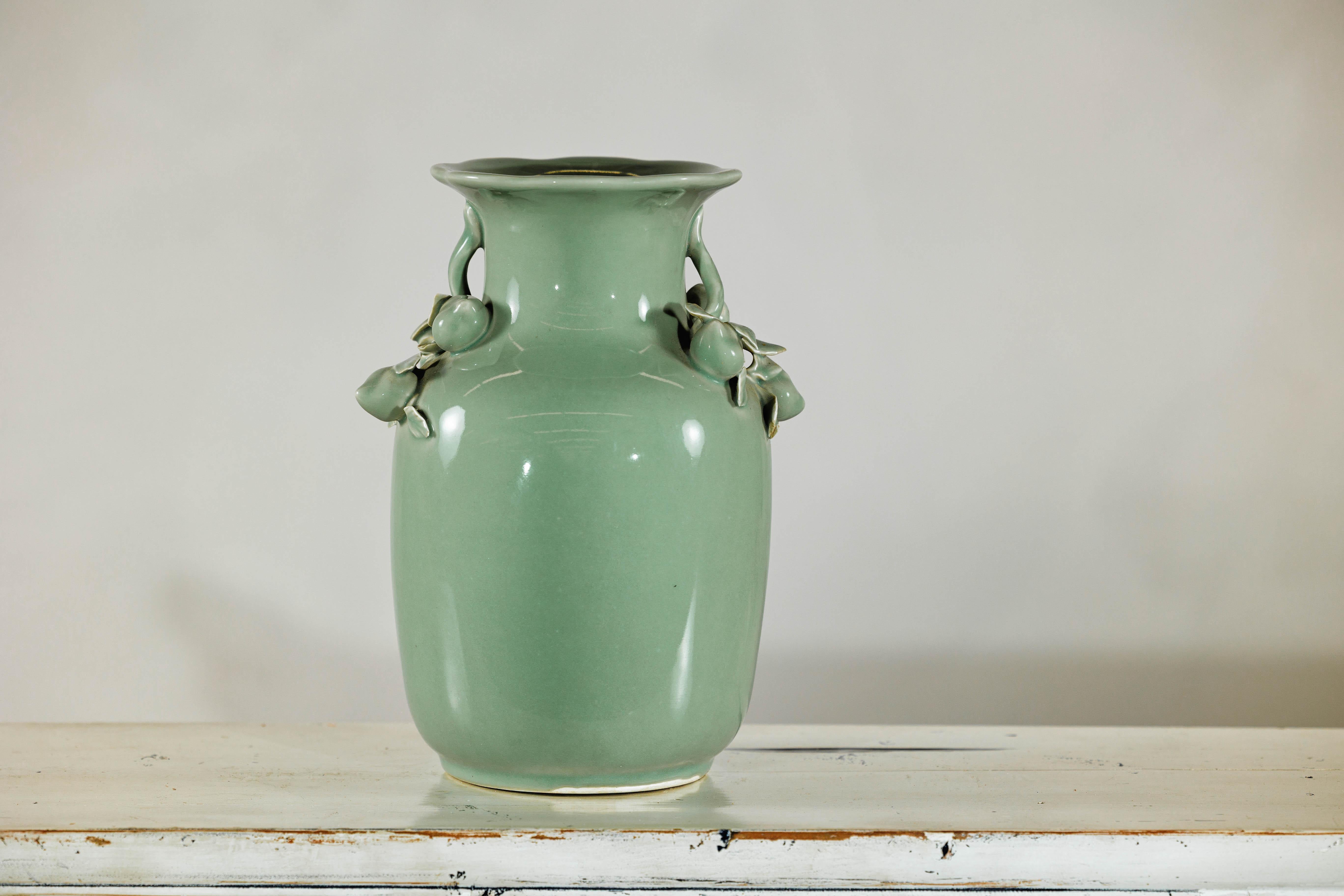 Céramique Vase à glaçure céladon avec décor appliqué de fruits et de feuillages, bord festonné en vente
