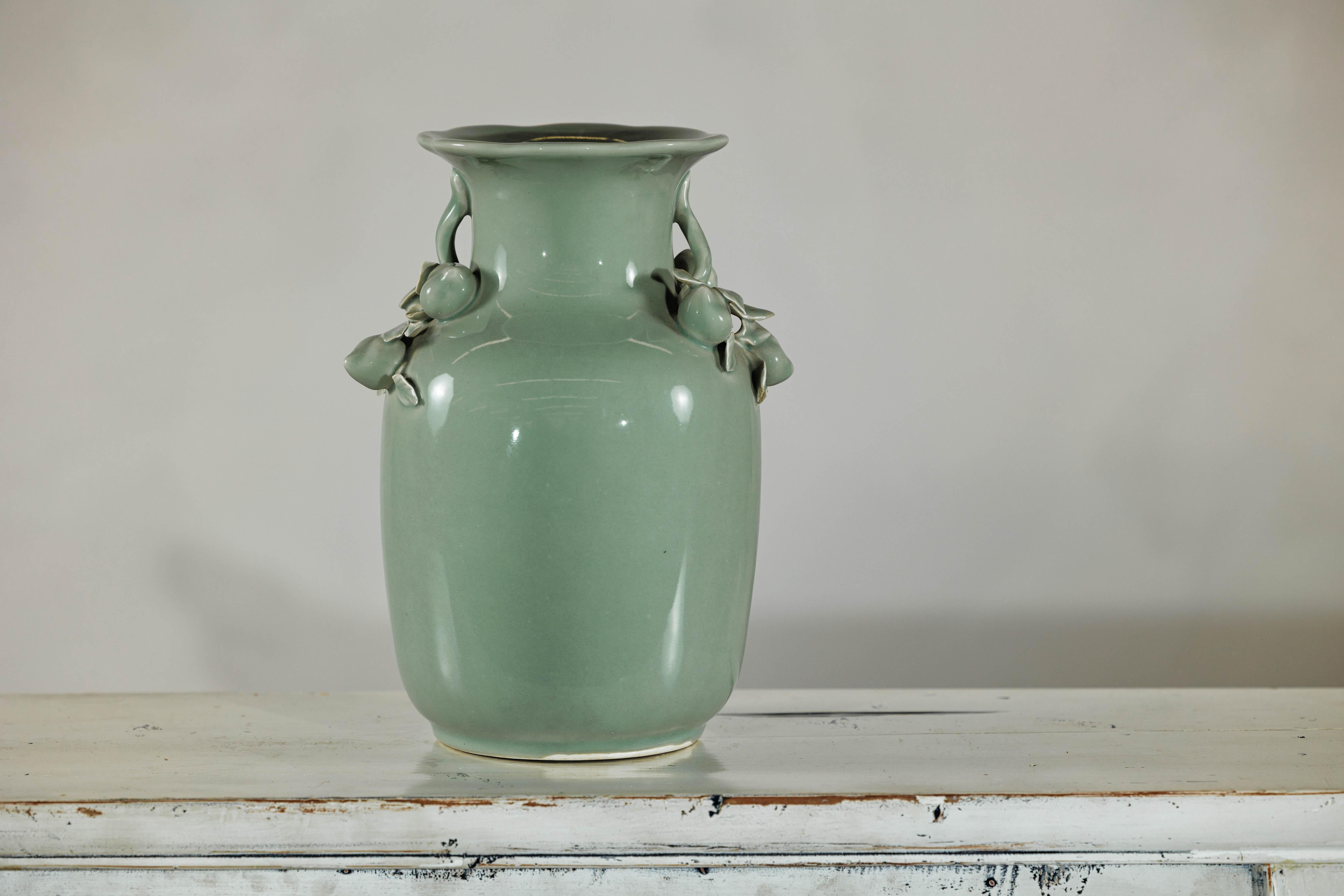 Vase à glaçure céladon avec décor appliqué de fruits et de feuillages, bord festonné en vente 1