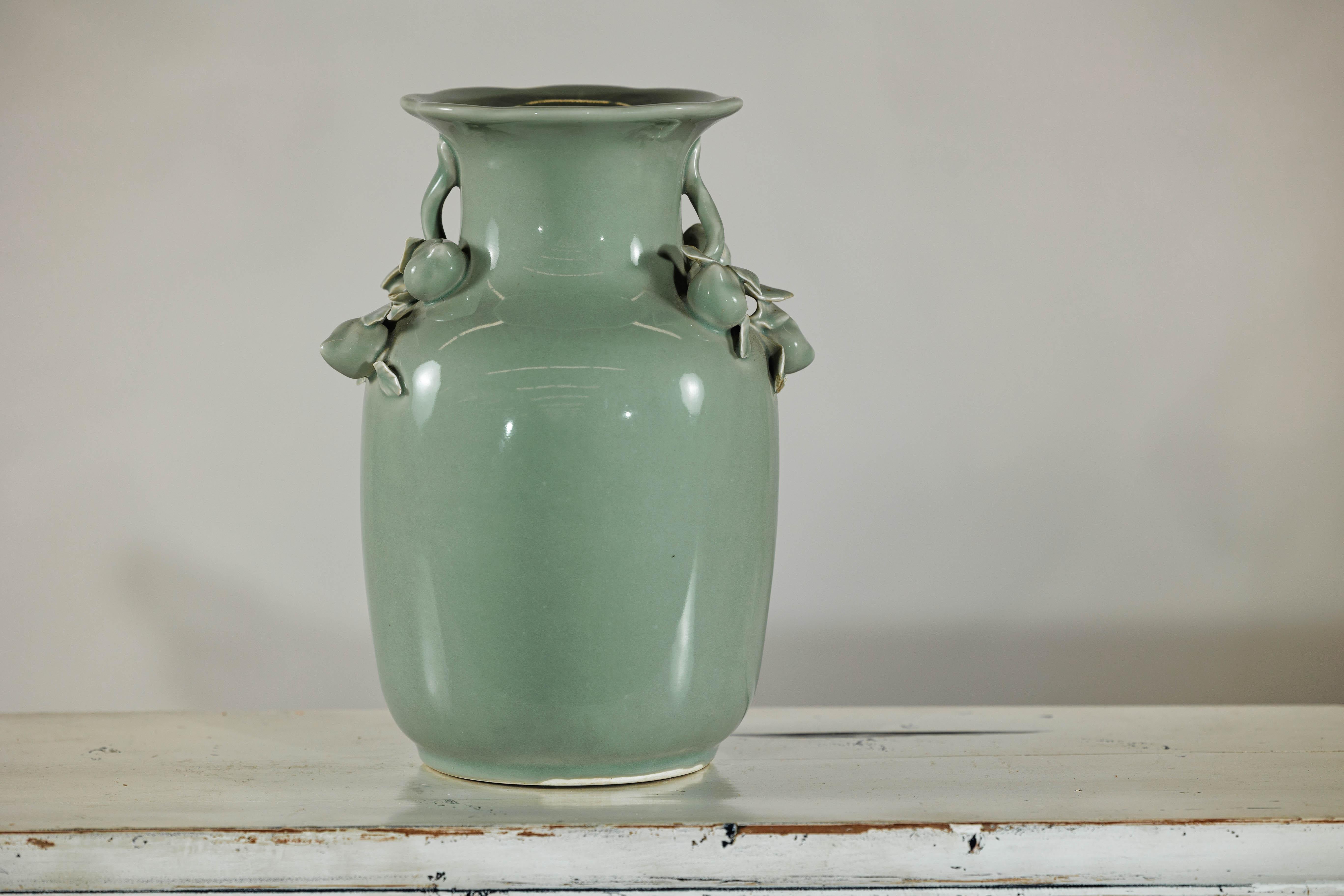 Vase à glaçure céladon avec décor appliqué de fruits et de feuillages, bord festonné en vente 2