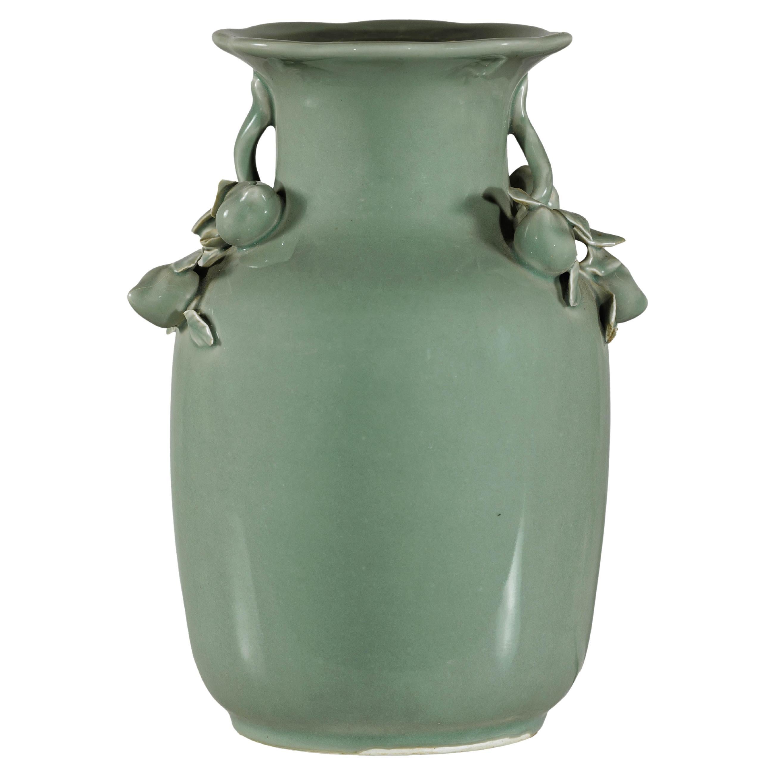 Vase à glaçure céladon avec décor appliqué de fruits et de feuillages, bord festonné en vente
