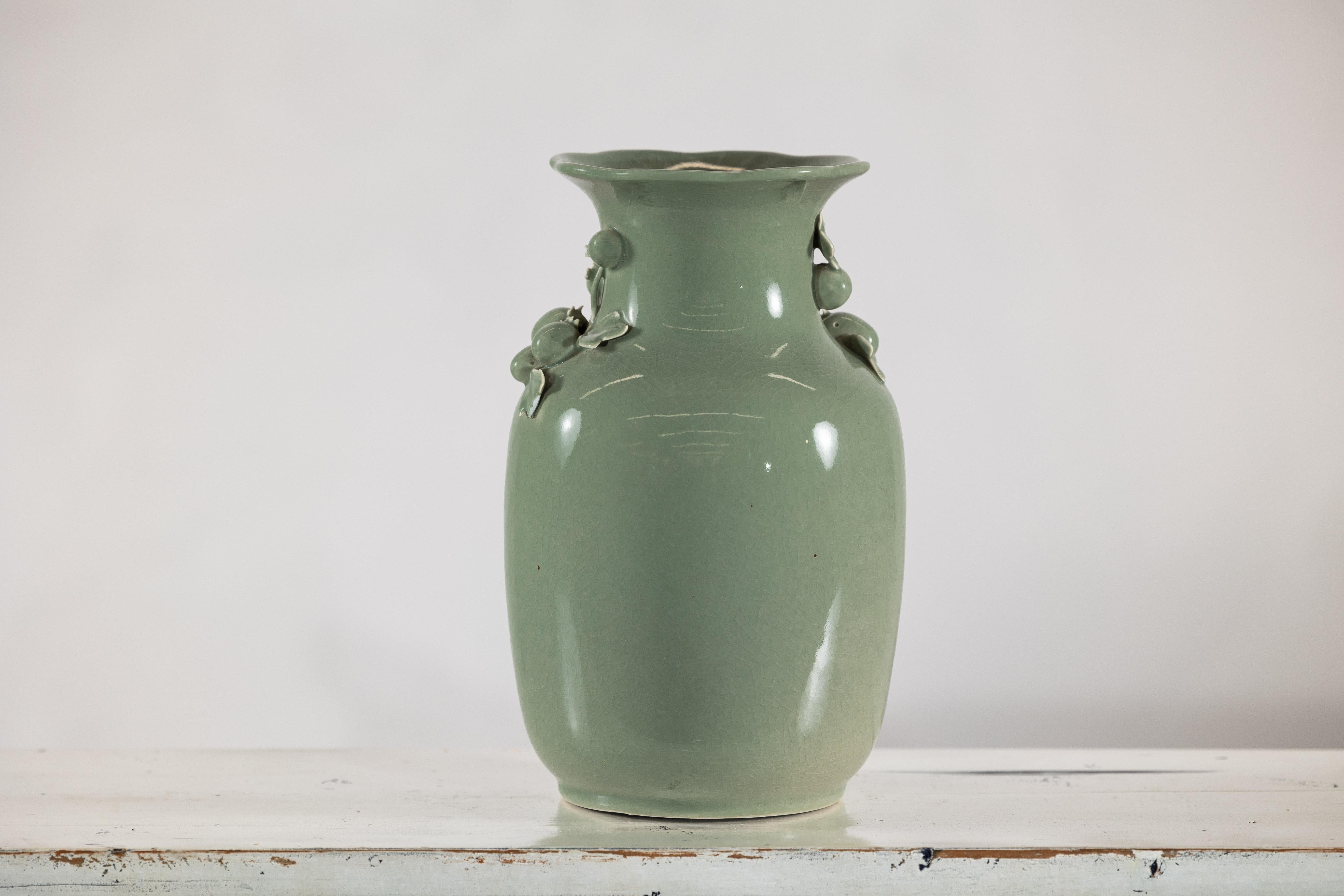 Vase en céramique émaillée vert céladon avec détails de fruits et de feuilles appliqués en vente 4
