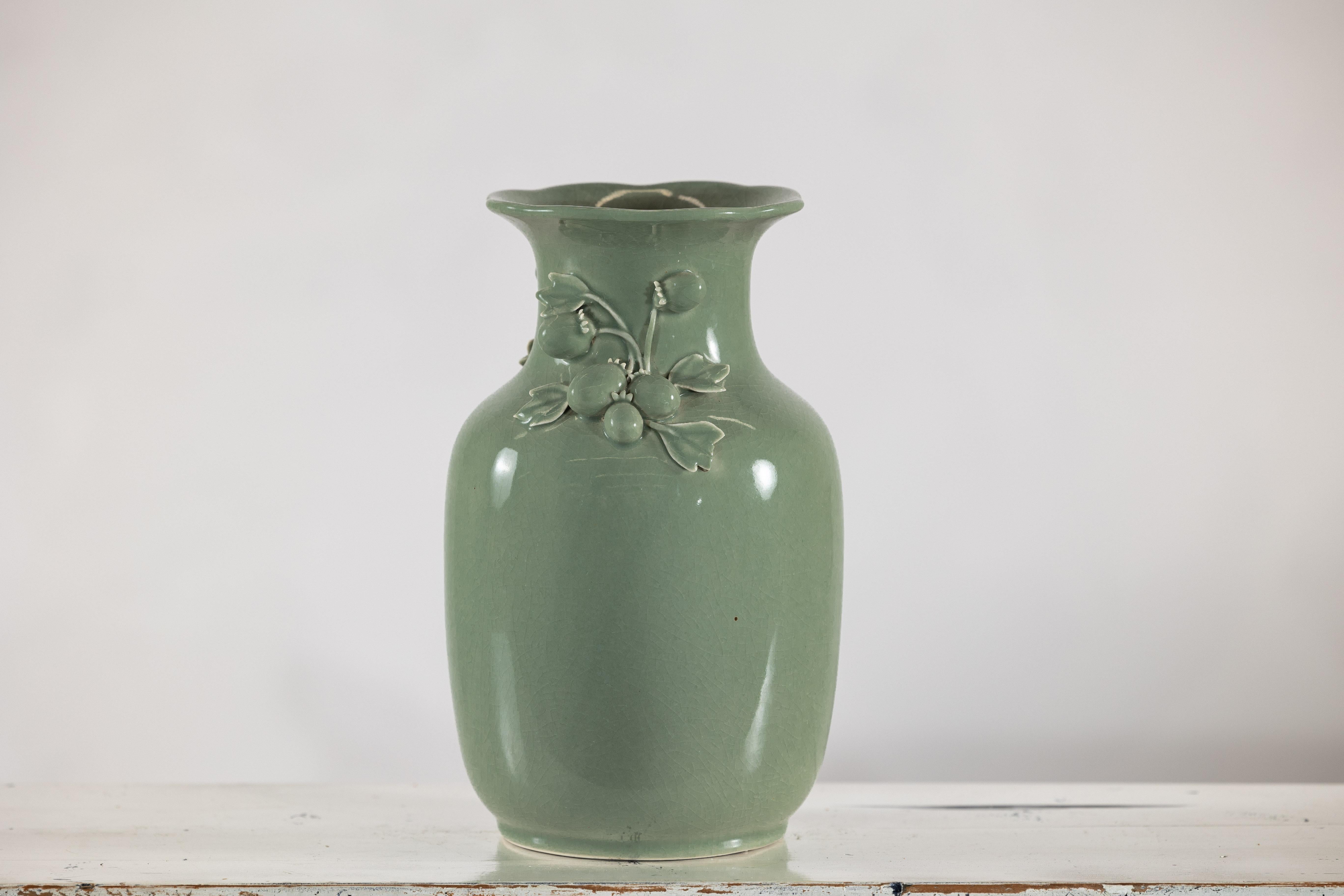 Vase en céramique émaillée vert céladon avec détails de fruits et de feuilles appliqués en vente 5