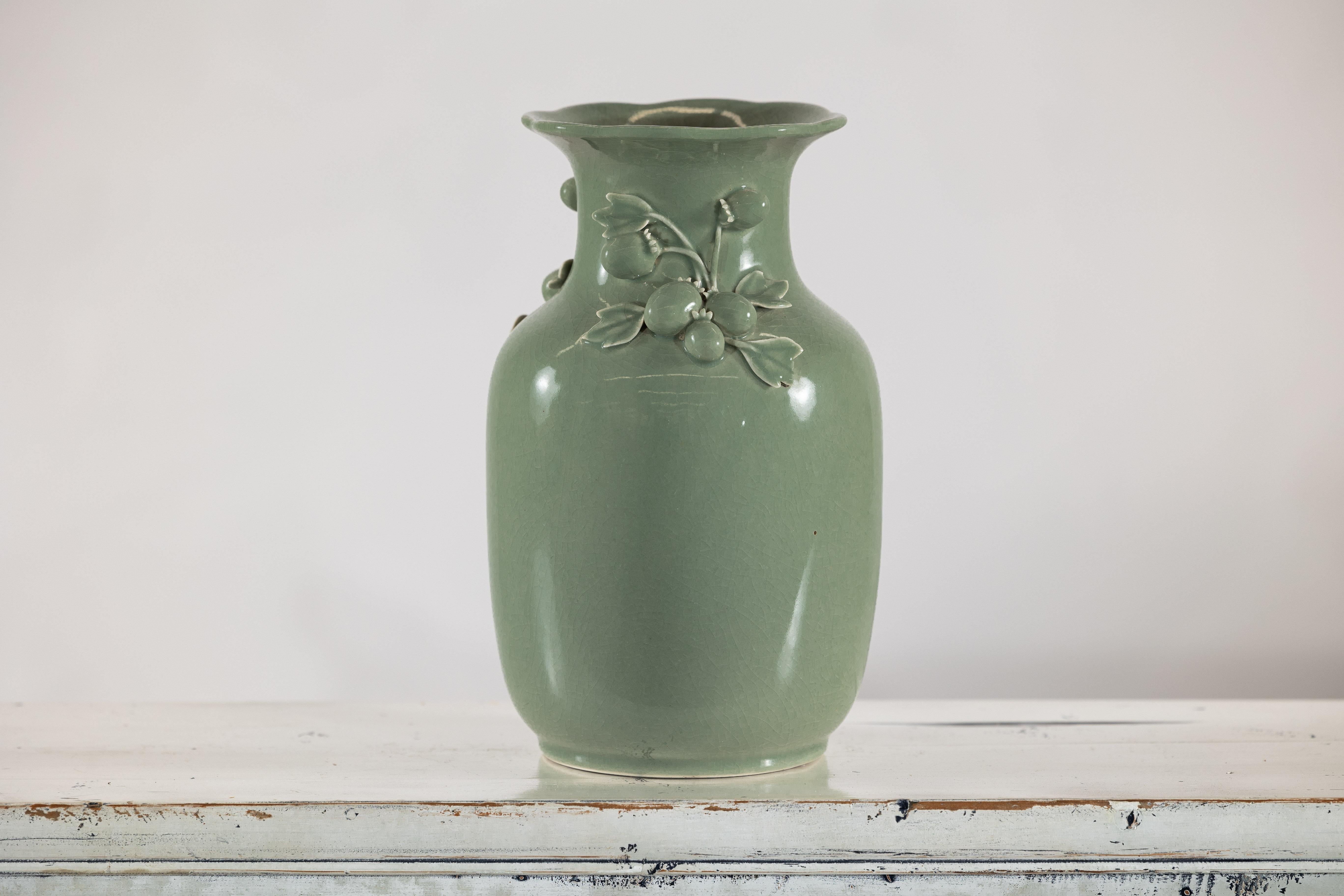 Vase en céramique émaillée vert céladon avec détails de fruits et de feuilles appliqués en vente 6