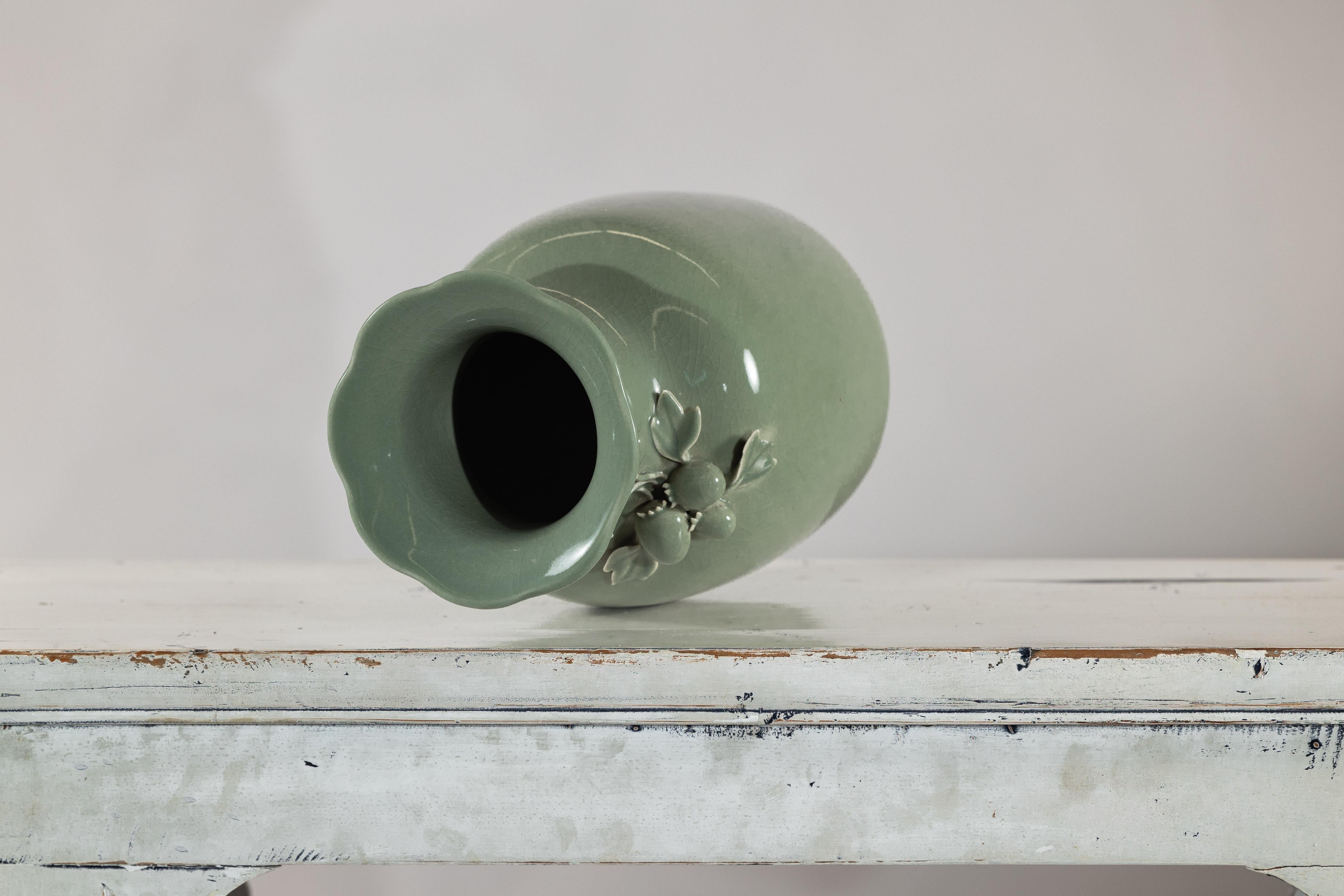 Vase en céramique émaillée vert céladon avec détails de fruits et de feuilles appliqués en vente 7