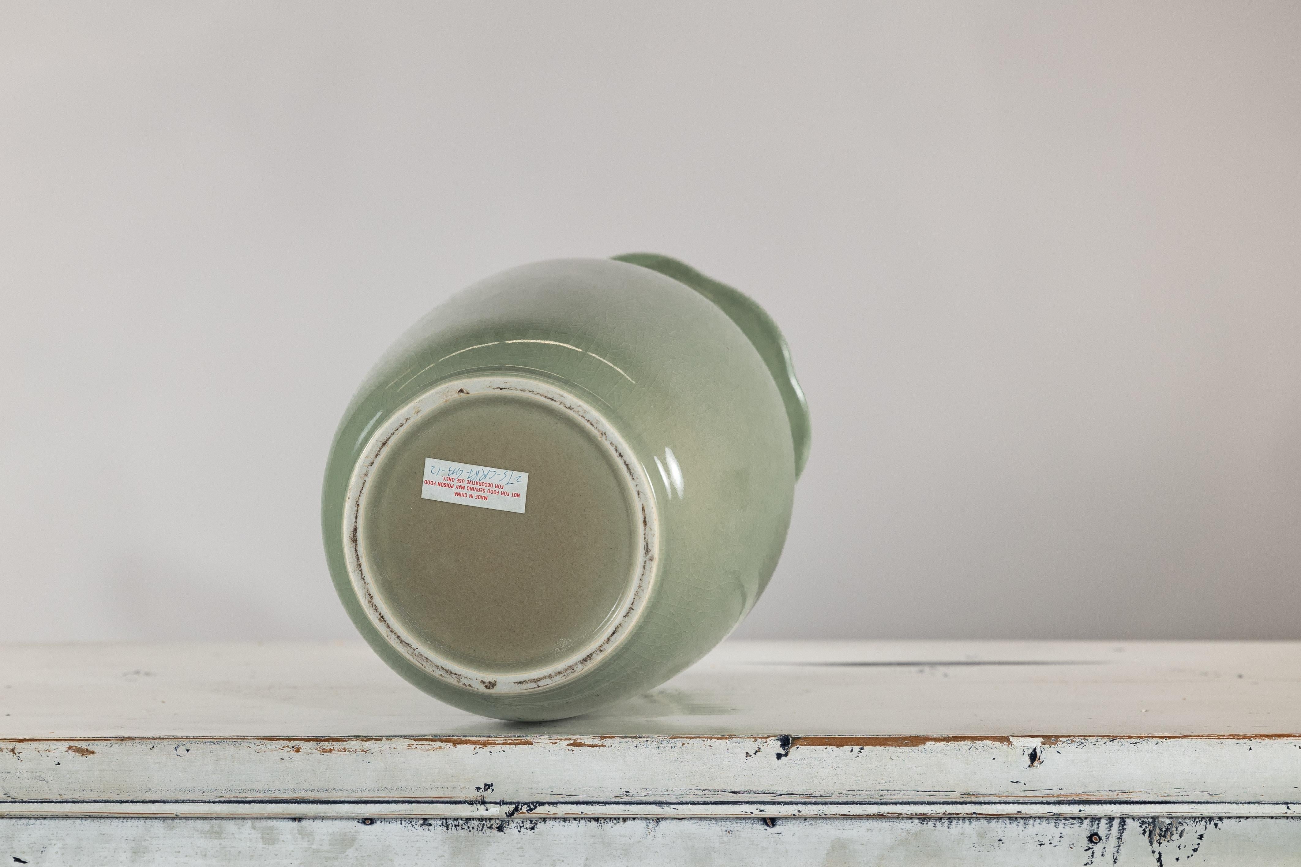 Vase en céramique émaillée vert céladon avec détails de fruits et de feuilles appliqués en vente 8