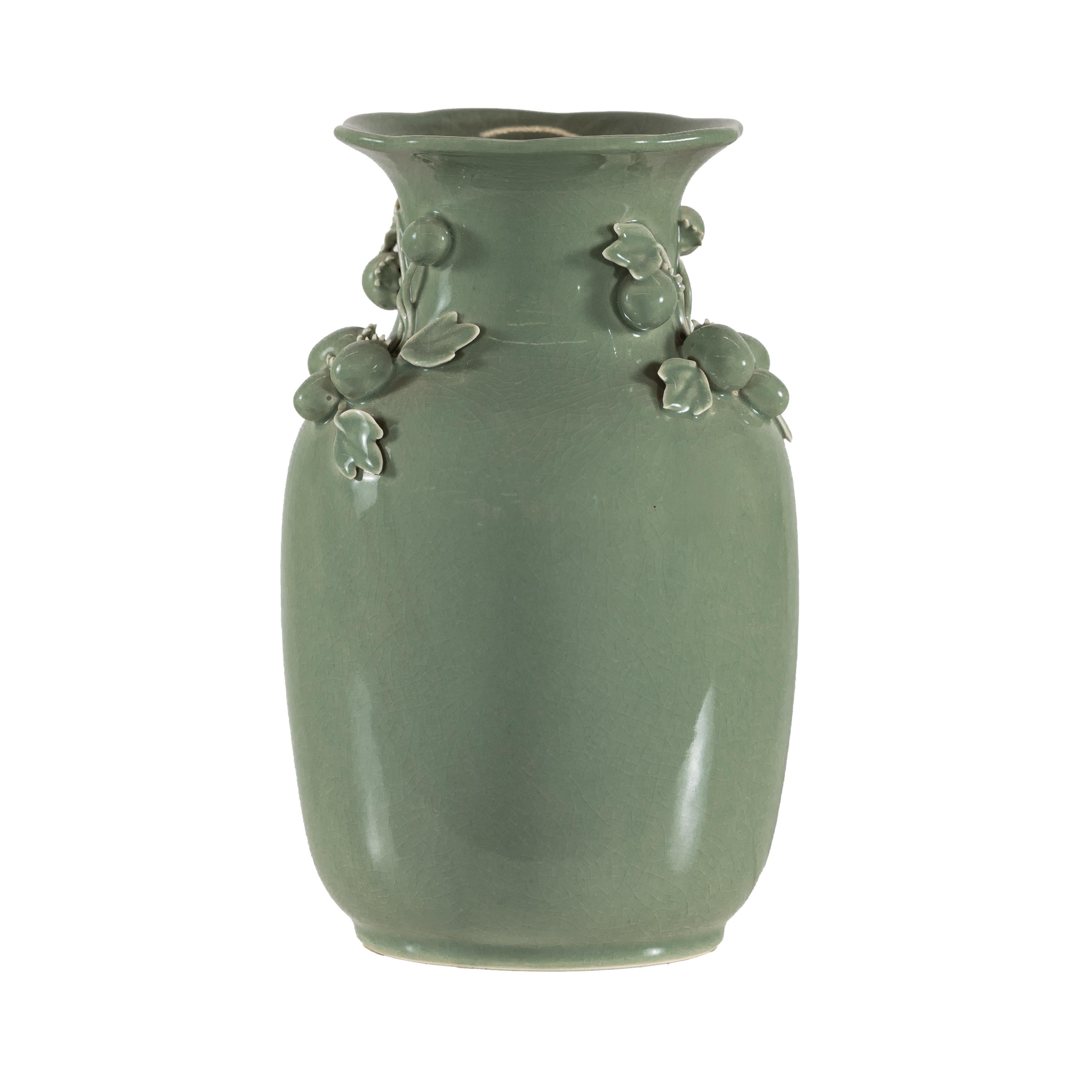 Vase en céramique émaillée vert céladon avec détails de fruits et de feuilles appliqués en vente 10