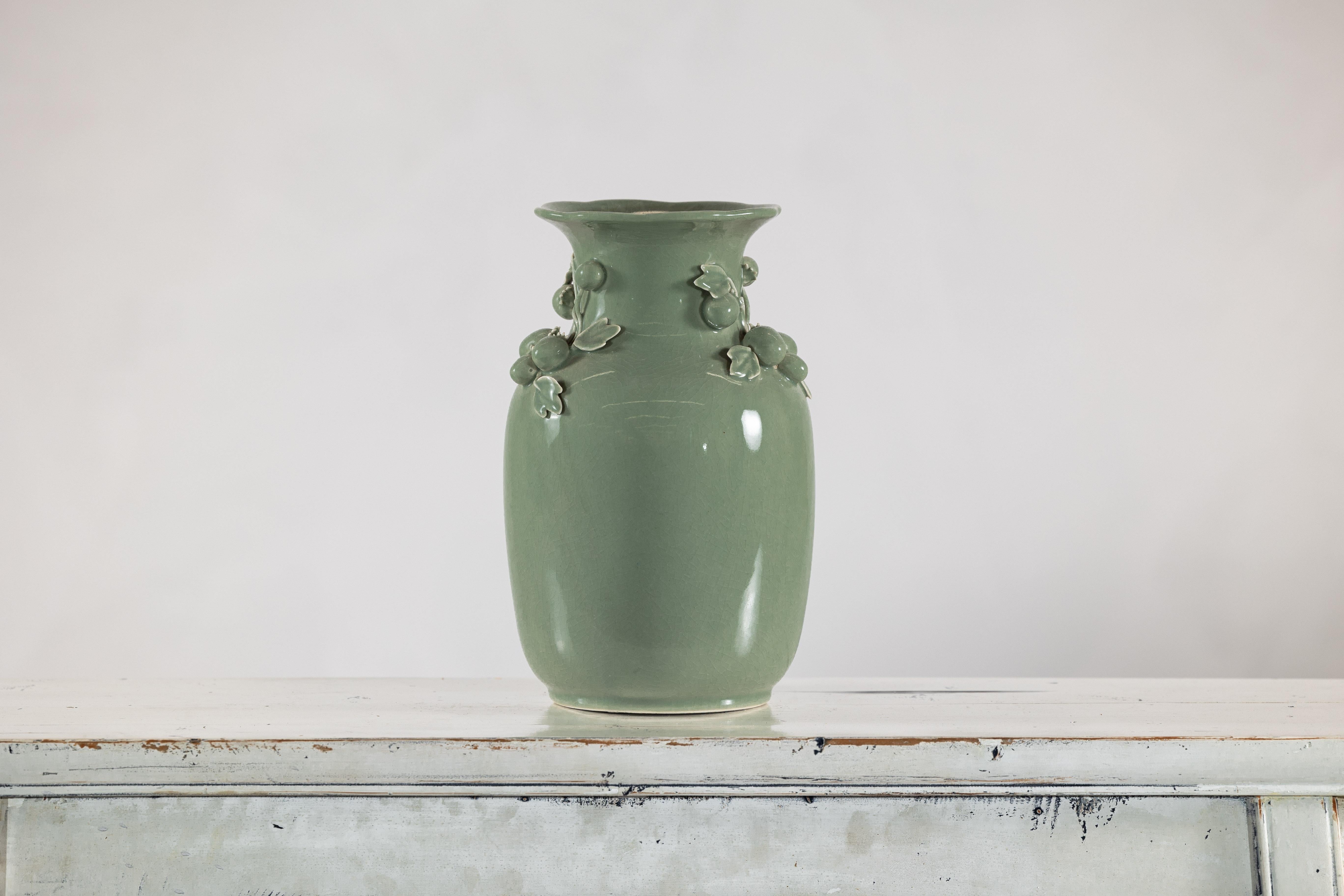 Chinois Vase en céramique émaillée vert céladon avec détails de fruits et de feuilles appliqués en vente