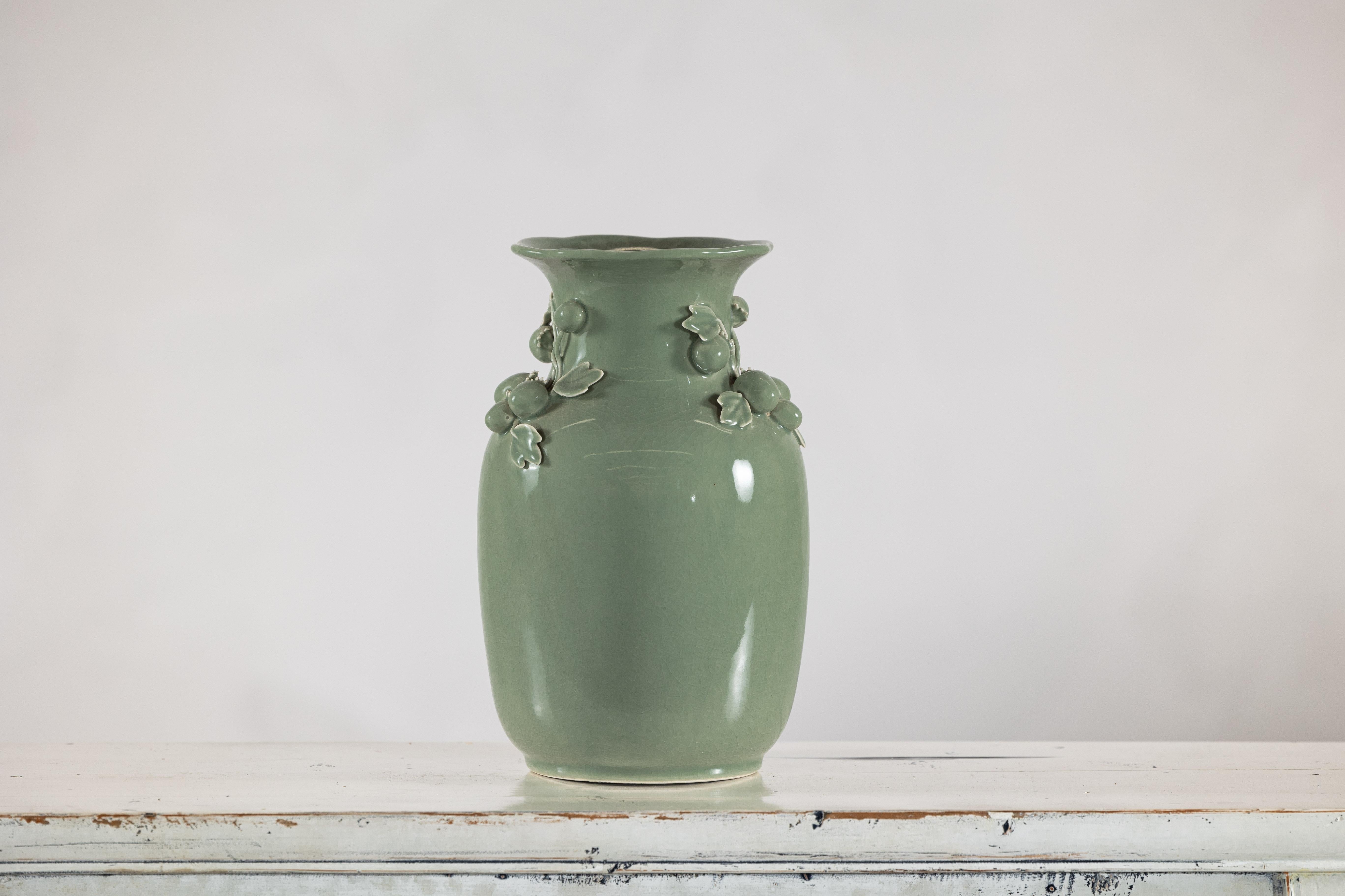 Vernissé Vase en céramique émaillée vert céladon avec détails de fruits et de feuilles appliqués en vente