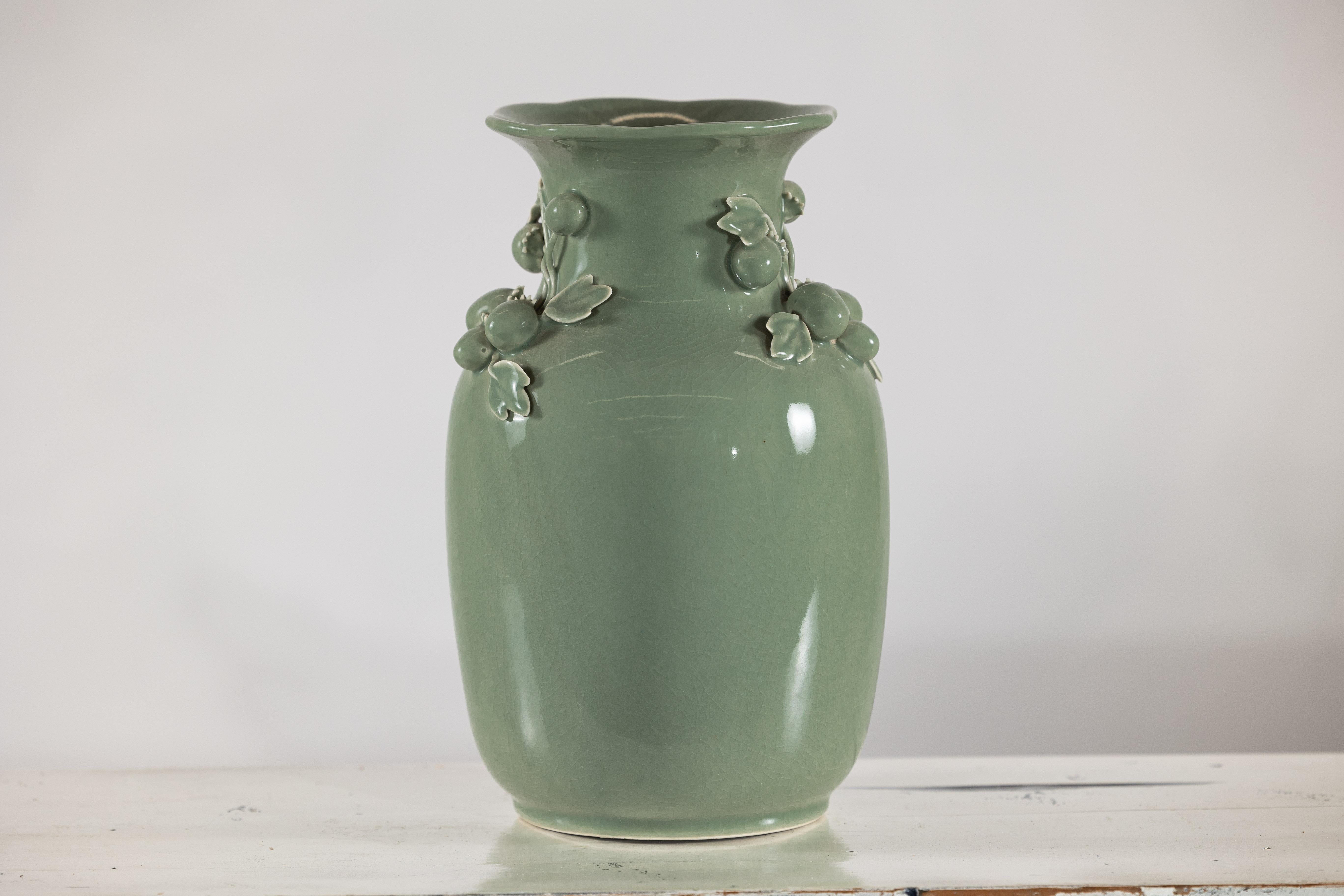 Vase en céramique émaillée vert céladon avec détails de fruits et de feuilles appliqués Bon état - En vente à Yonkers, NY