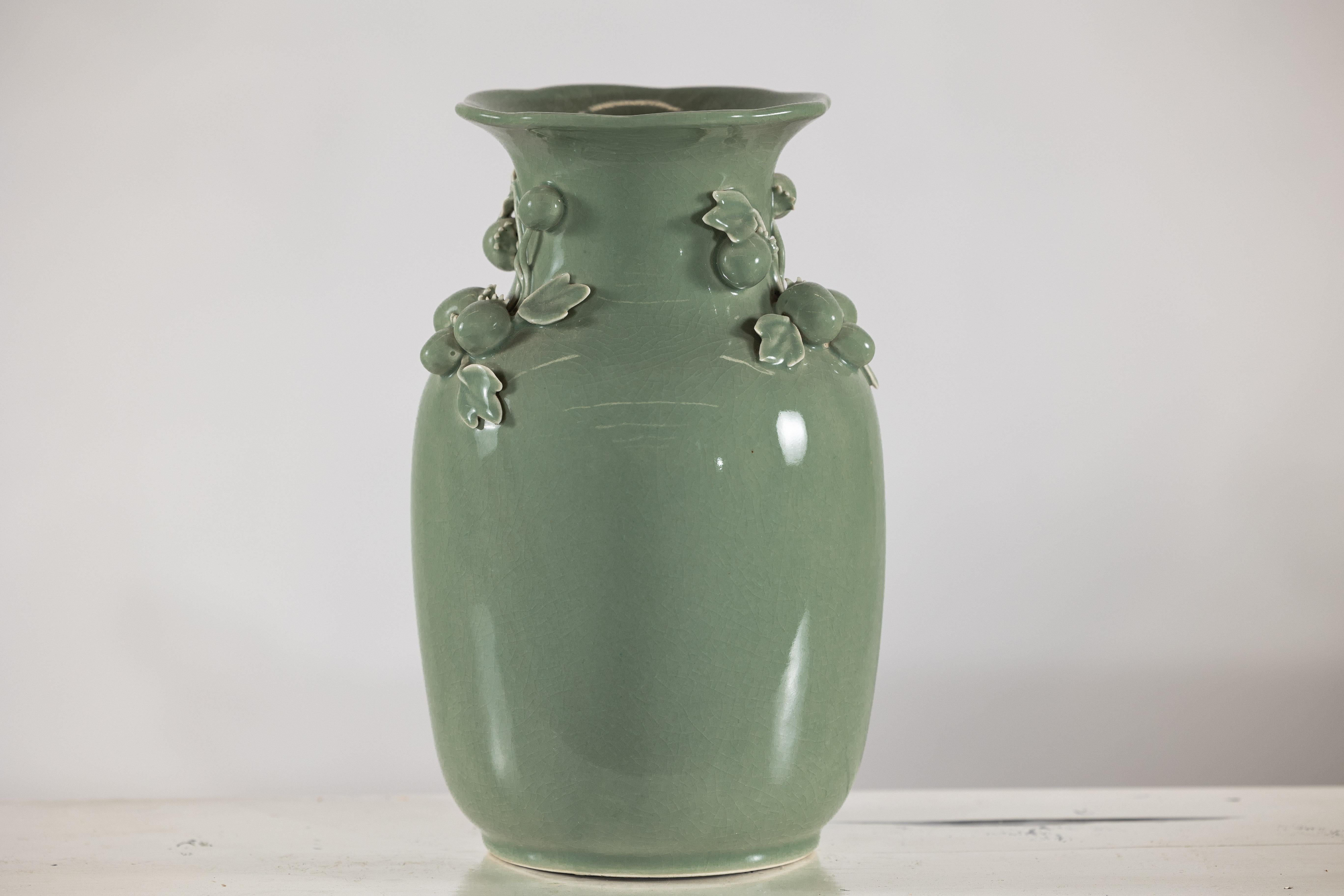 20ième siècle Vase en céramique émaillée vert céladon avec détails de fruits et de feuilles appliqués en vente