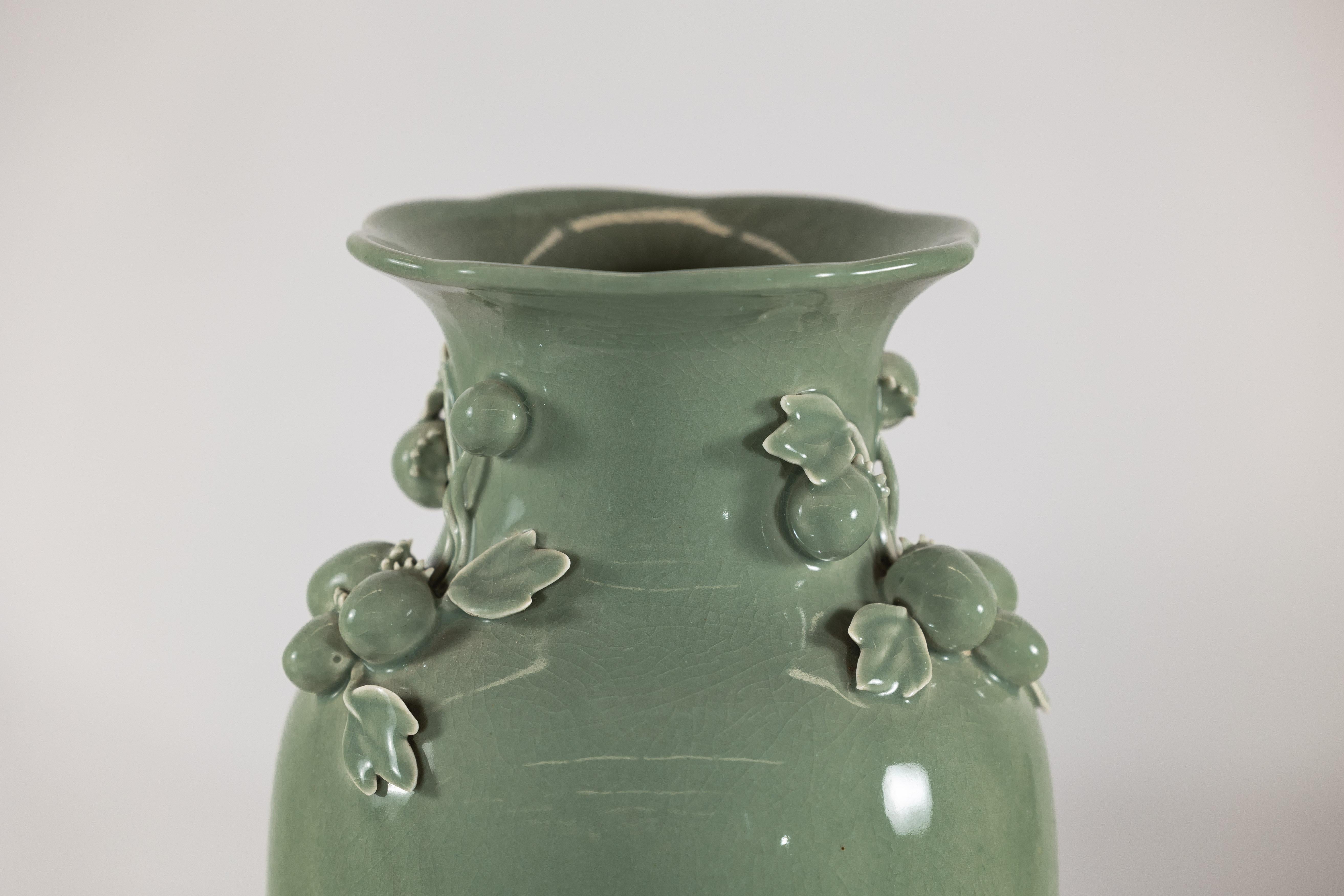 Céramique Vase en céramique émaillée vert céladon avec détails de fruits et de feuilles appliqués en vente