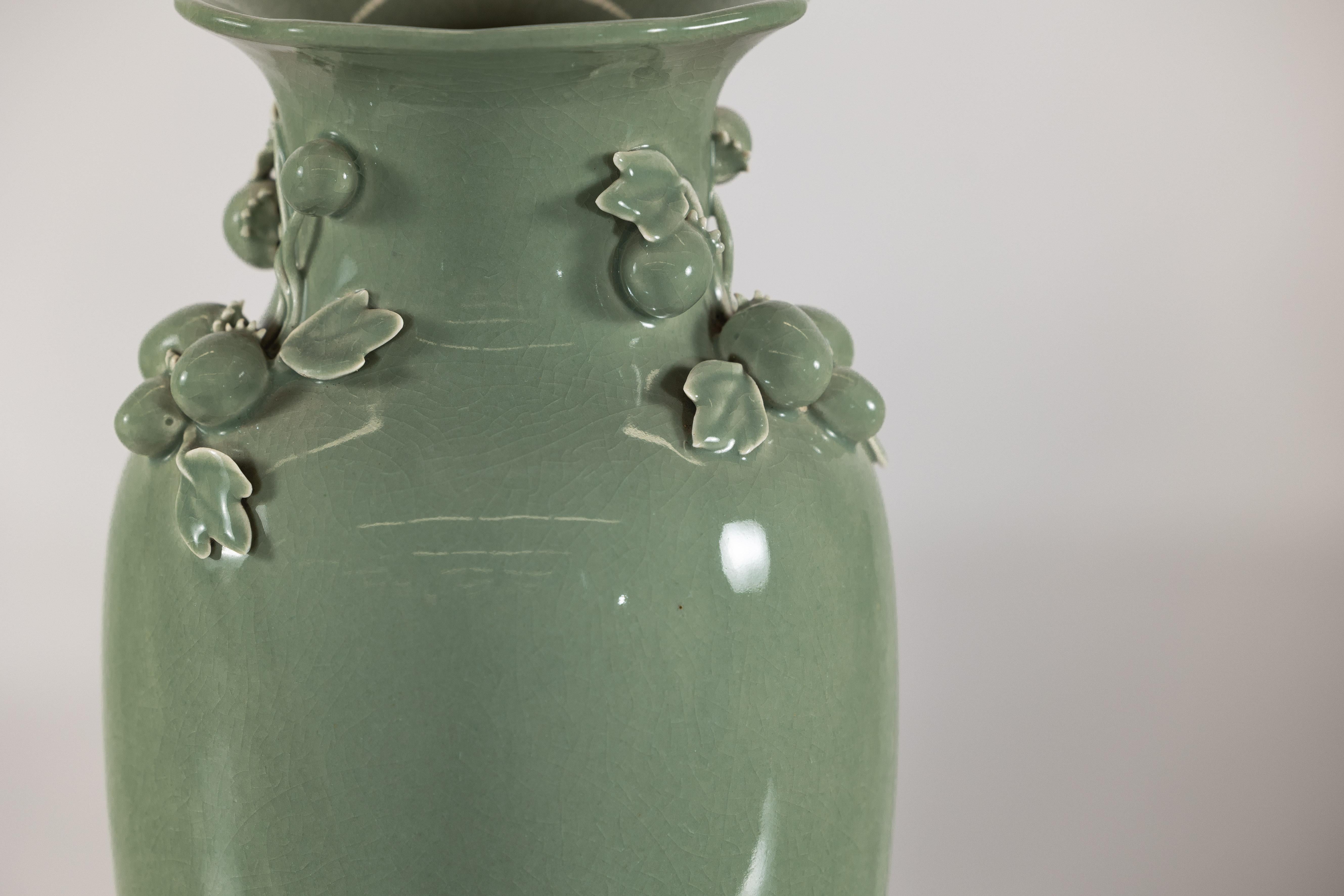 Vase en céramique émaillée vert céladon avec détails de fruits et de feuilles appliqués en vente 1