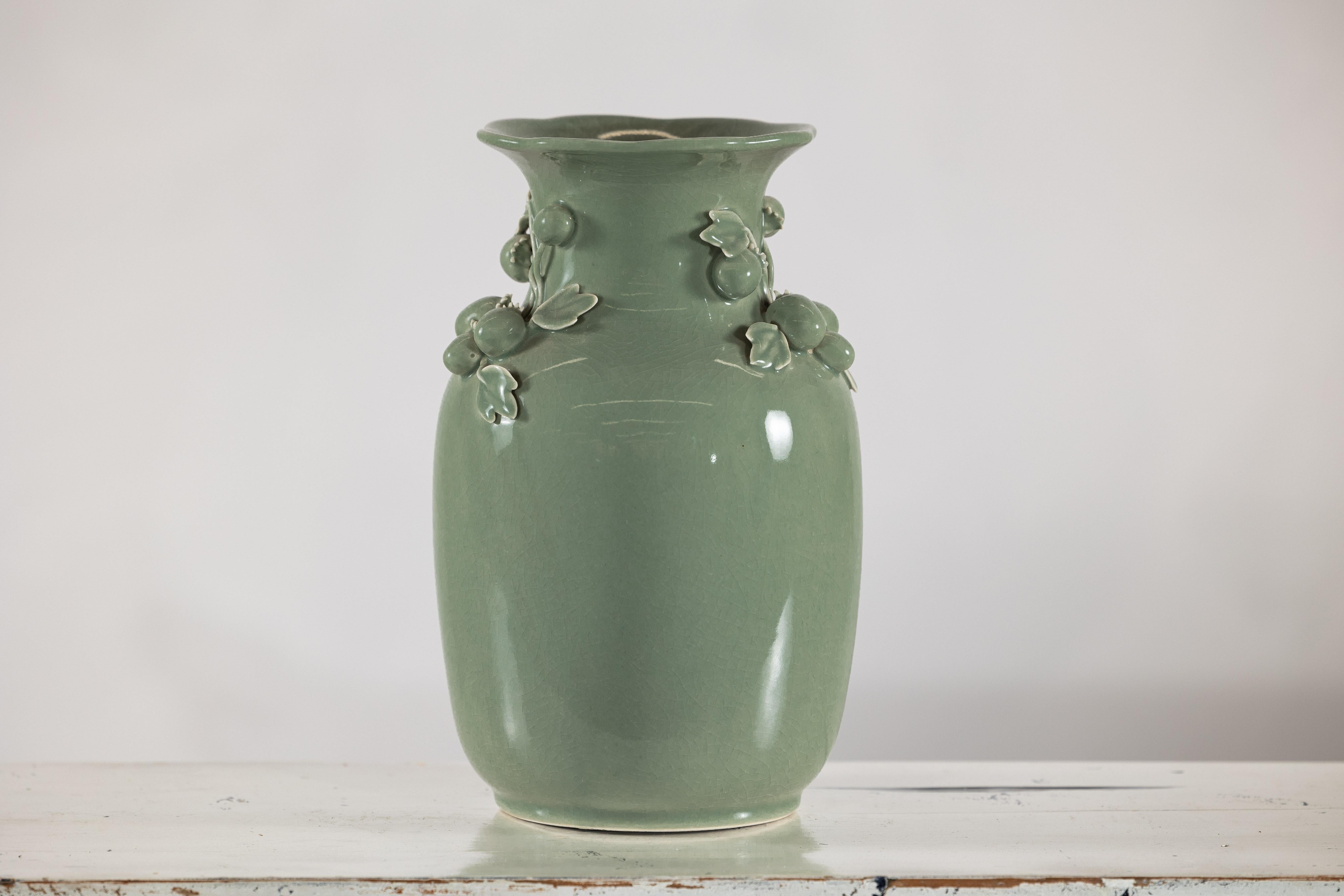 Vase en céramique émaillée vert céladon avec détails de fruits et de feuilles appliqués en vente 2