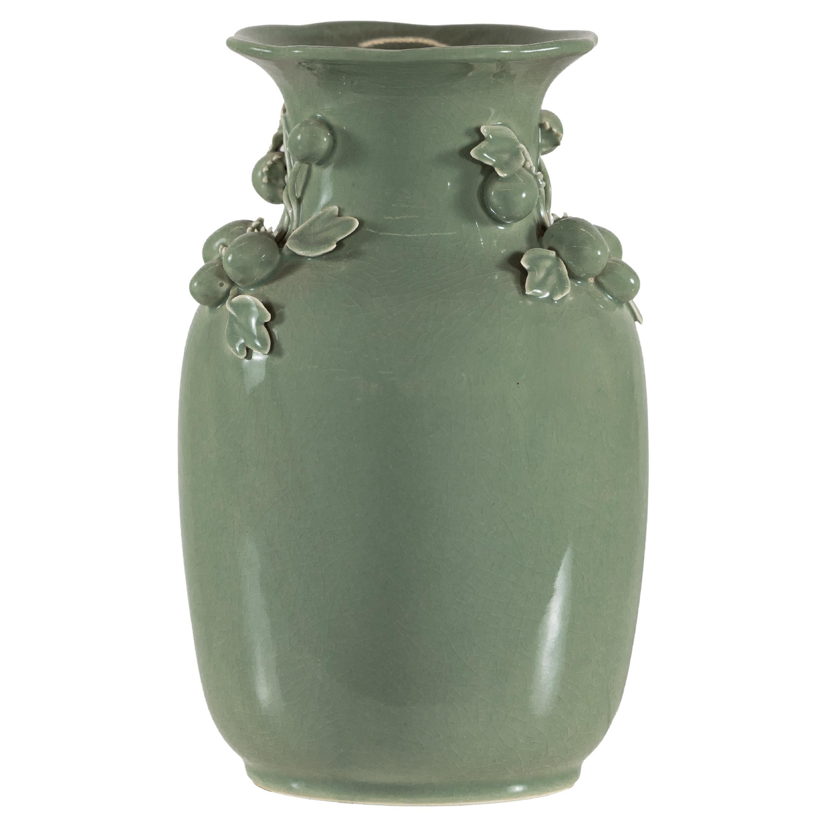 Vase en céramique émaillée vert céladon avec détails de fruits et de feuilles appliqués en vente