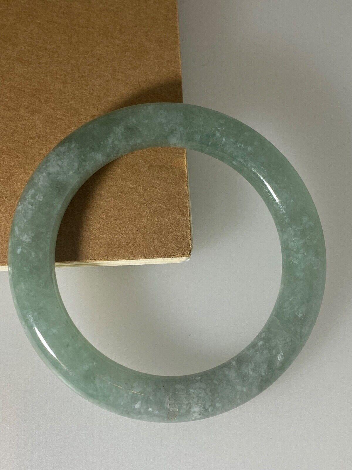 Bracelet en jade tacheté vert céladon. Poids : 58.7gr. Circonférence : 21cm. Excellent état - En vente à MELBOURNE, AU
