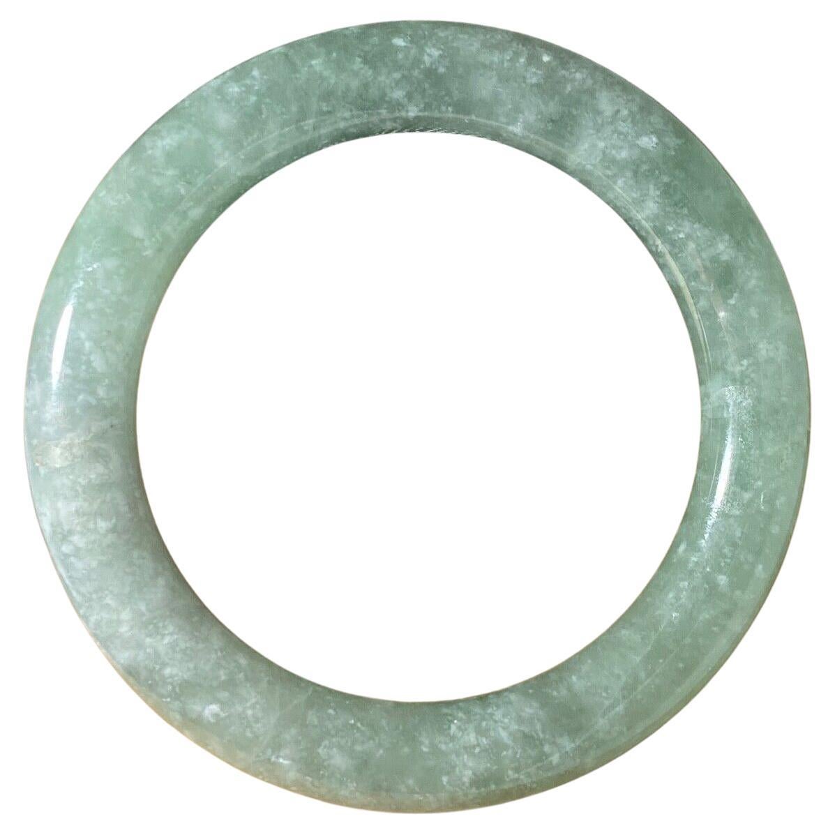 Bracelet en jade tacheté vert céladon. Poids : 58.7gr. Circonférence : 21cm. en vente