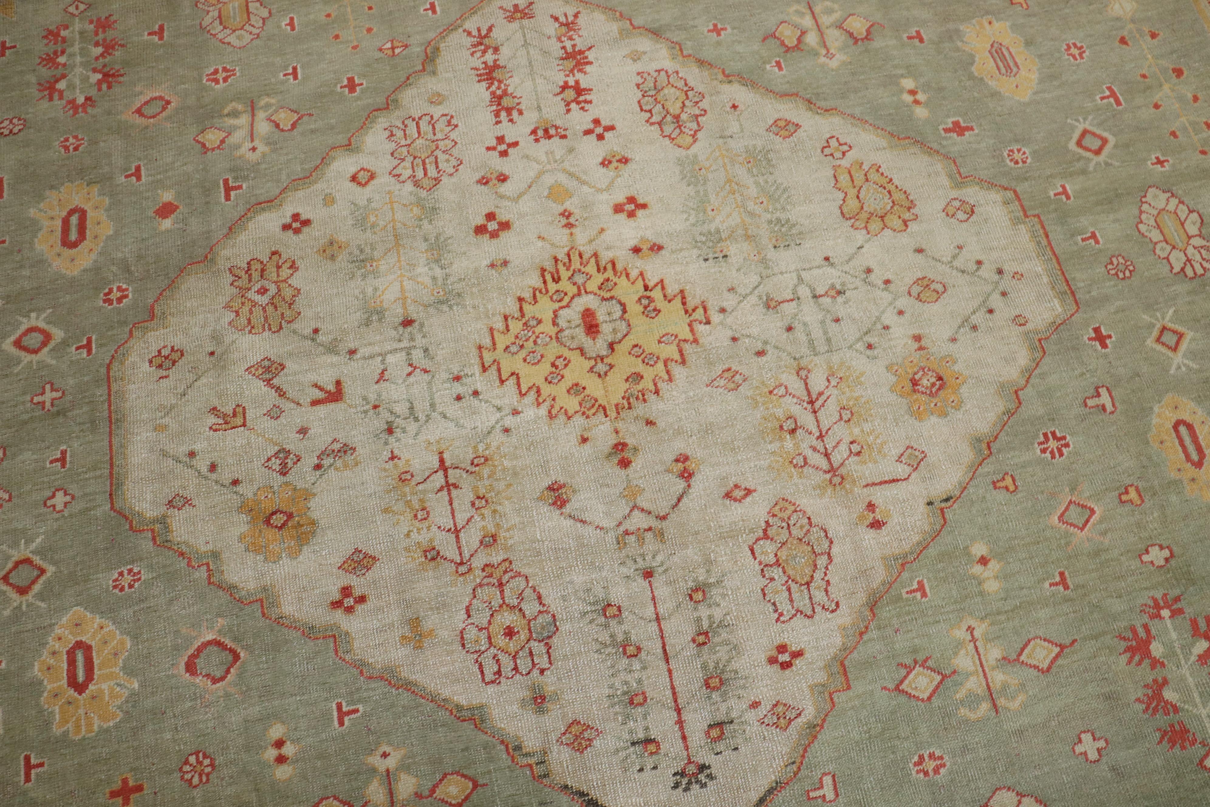 Antiker türkischer Oushak-Teppich in Celadongrün in Übergröße, spätes 19. Jahrhundert im Angebot 4