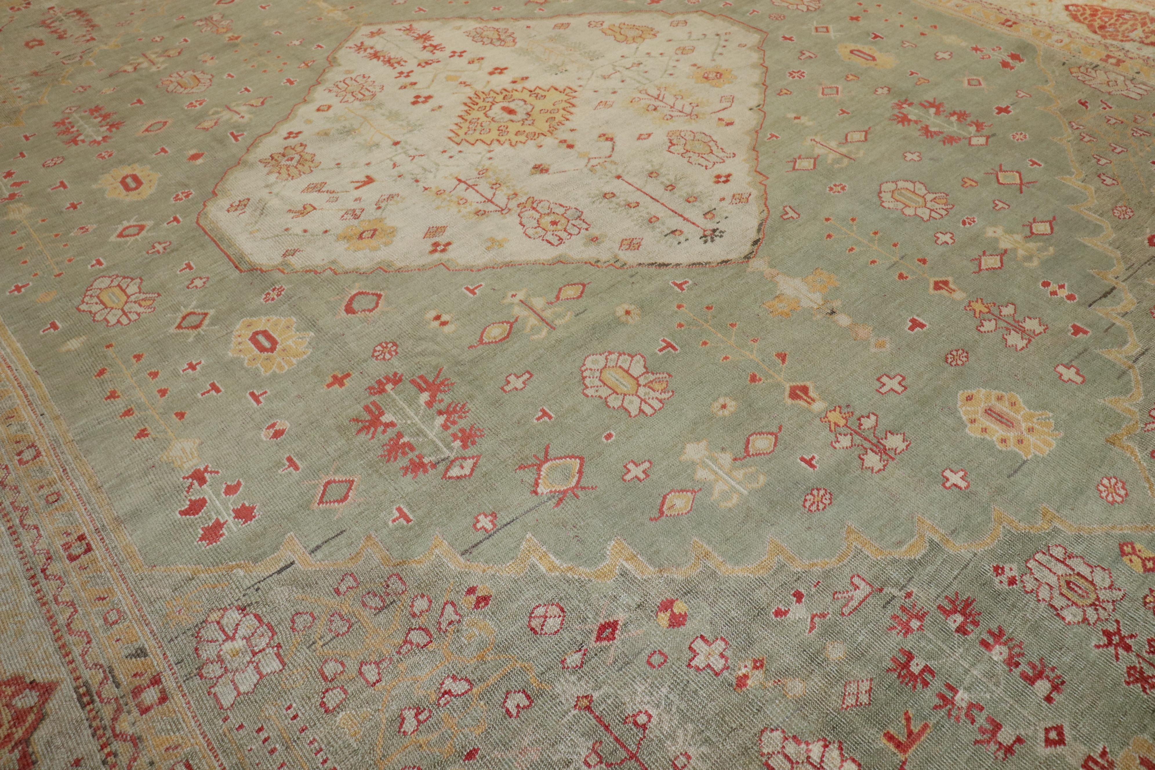 Colección Zabihi Alfombra Oushak Turca Antigua Verde Sobredimensionada en venta 6