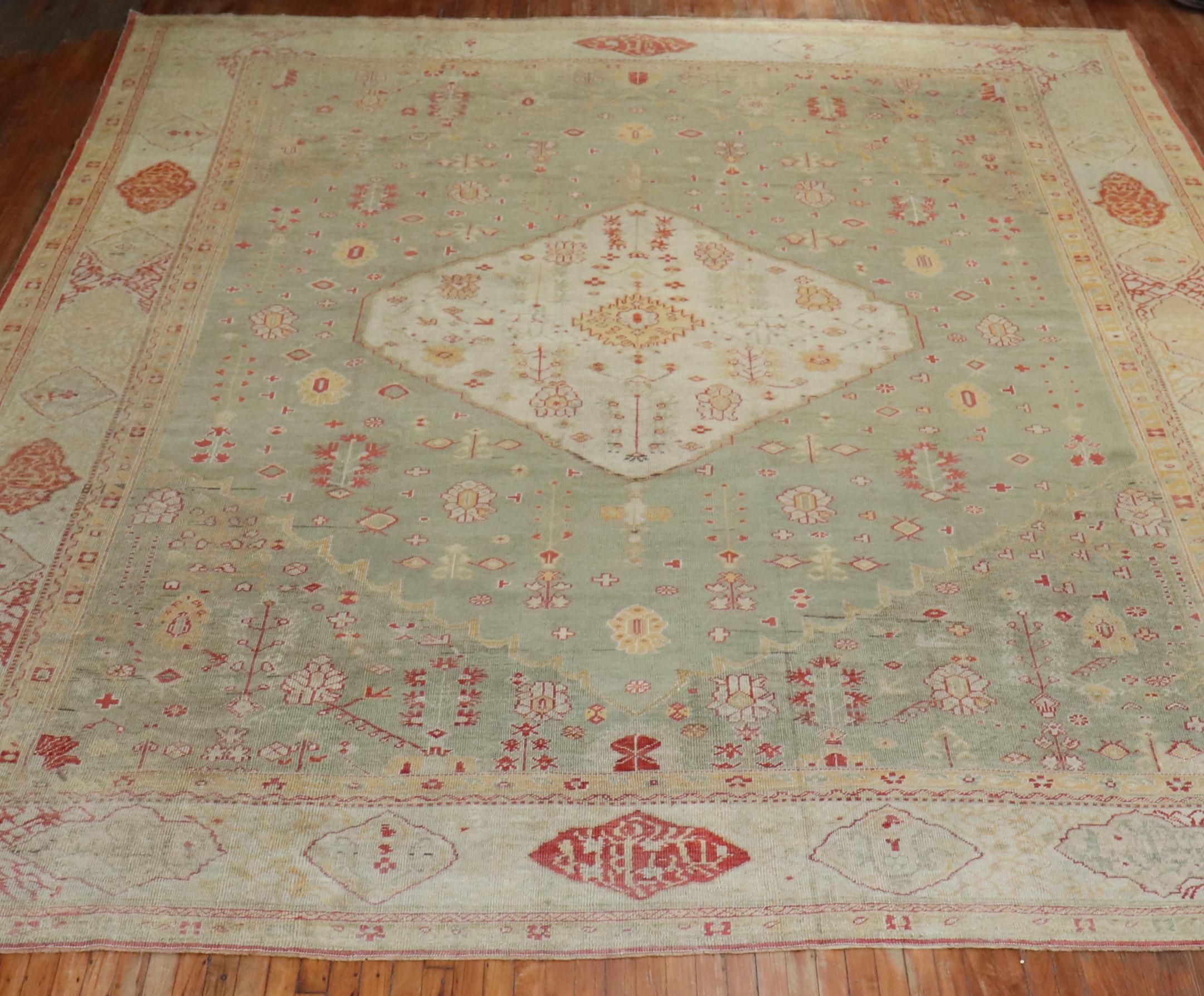 Antiker türkischer Oushak-Teppich in Celadongrün in Übergröße, spätes 19. Jahrhundert (Georgian) im Angebot