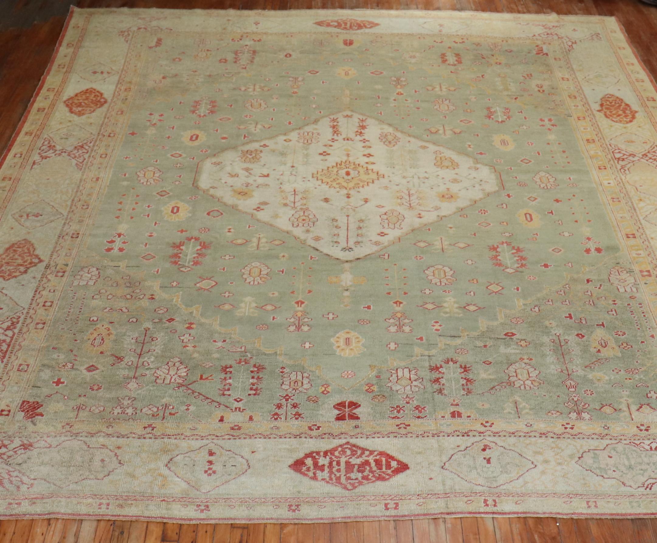 Colección Zabihi Alfombra Oushak Turca Antigua Verde Sobredimensionada Georgiano en venta