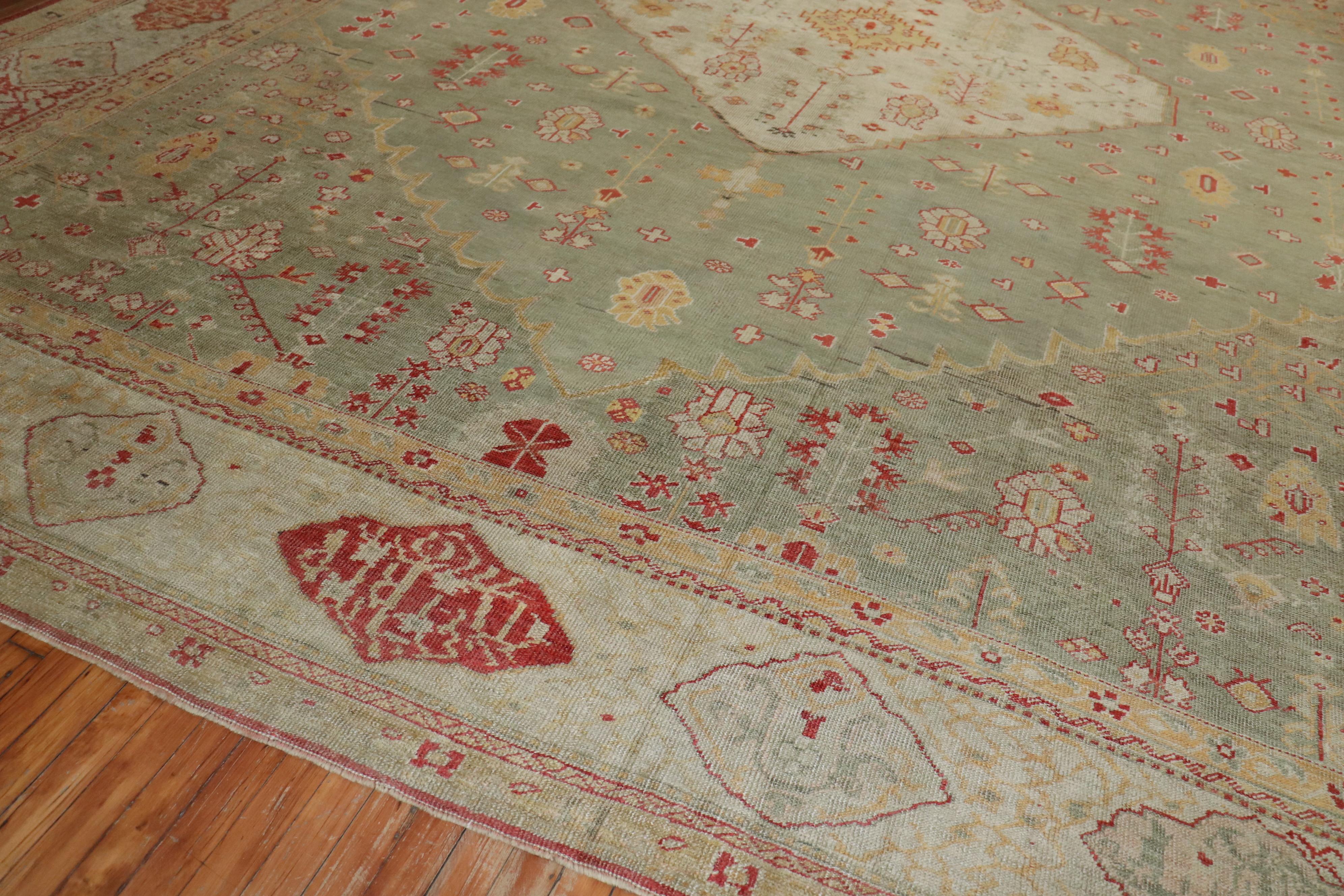 Antiker türkischer Oushak-Teppich in Celadongrün in Übergröße, spätes 19. Jahrhundert (Türkisch) im Angebot