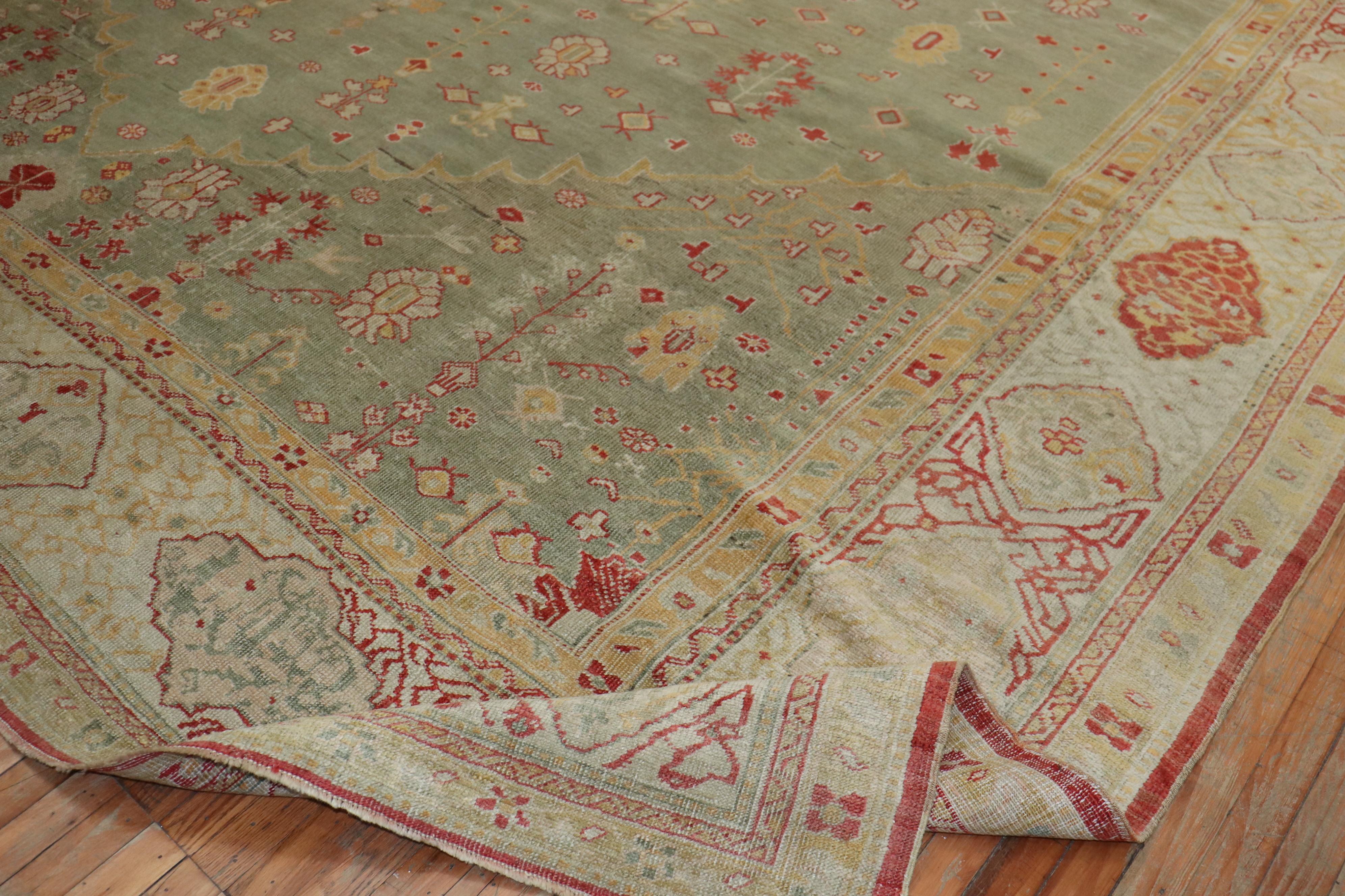 Antiker türkischer Oushak-Teppich in Celadongrün in Übergröße, spätes 19. Jahrhundert (Wolle) im Angebot