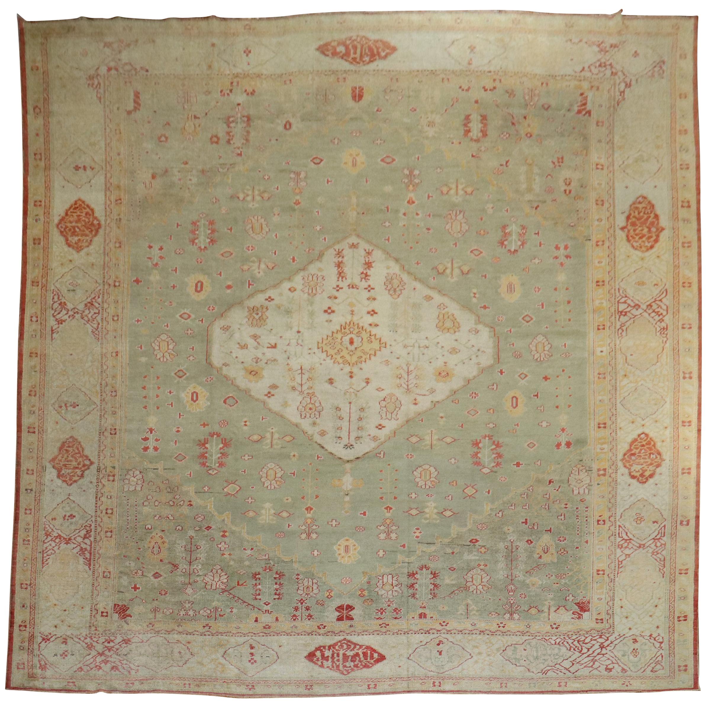 Antiker türkischer Oushak-Teppich in Celadongrün in Übergröße, spätes 19. Jahrhundert im Angebot