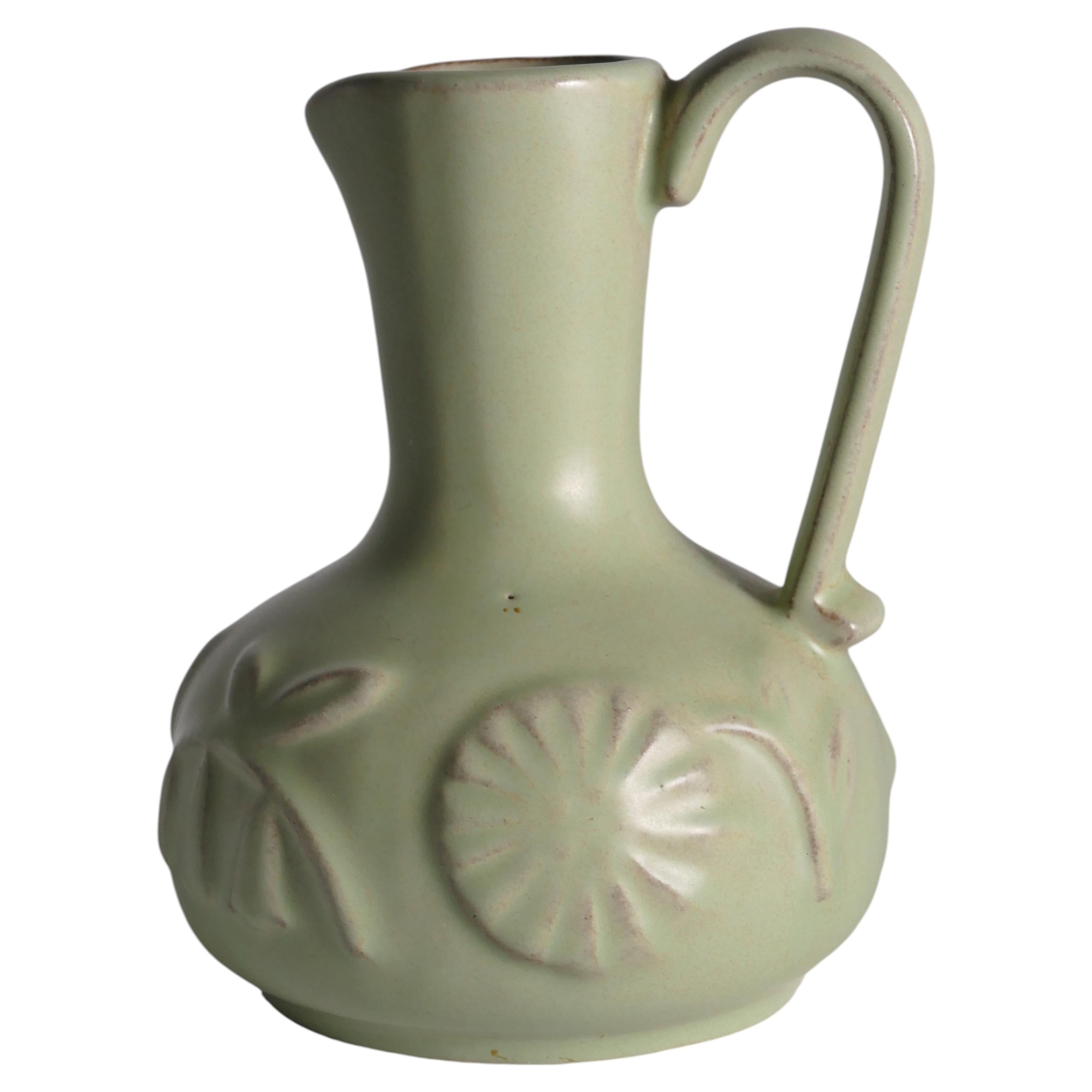 Reliefvase in Celadongrün von Anna-Lisa Thomson, Upsala Ekeby, 1940er Jahre im Angebot
