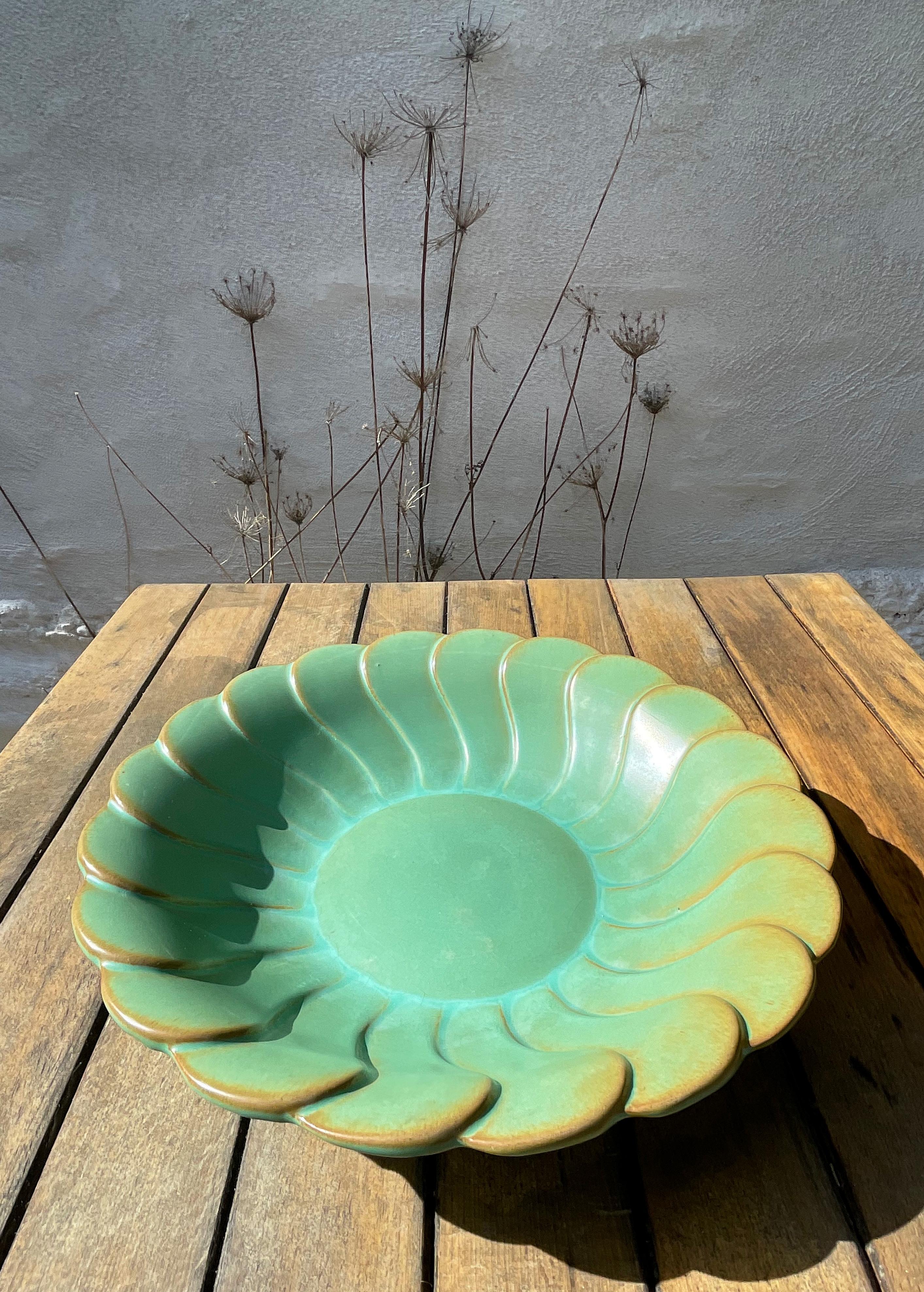 Centro de mesa en forma de cuenco de loza art decó verde oliva celadón polvoriento, obra del artista y diseñador Arthur Percy (1886-1976, alumno de Henri Matisse) para la fábrica de porcelana Gefle en la década de 1930. Formas orgánicas en abanico