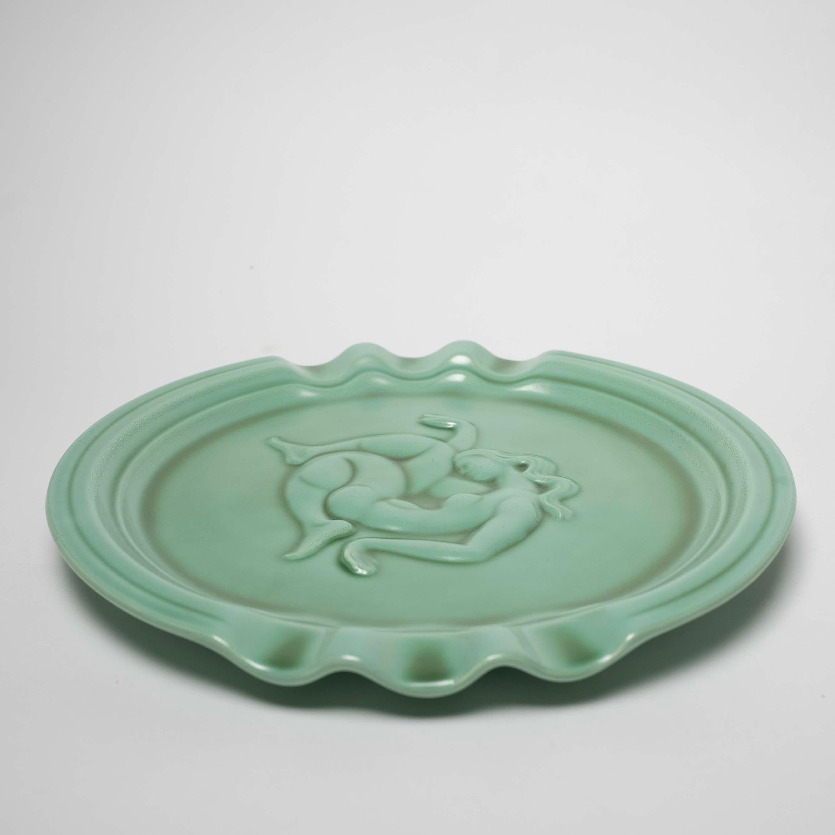 Zeladongrüner schwedischer Gnadenteller von Arthur Percy für Gefle, Schweden, um 1930 (Skandinavische Moderne) im Angebot
