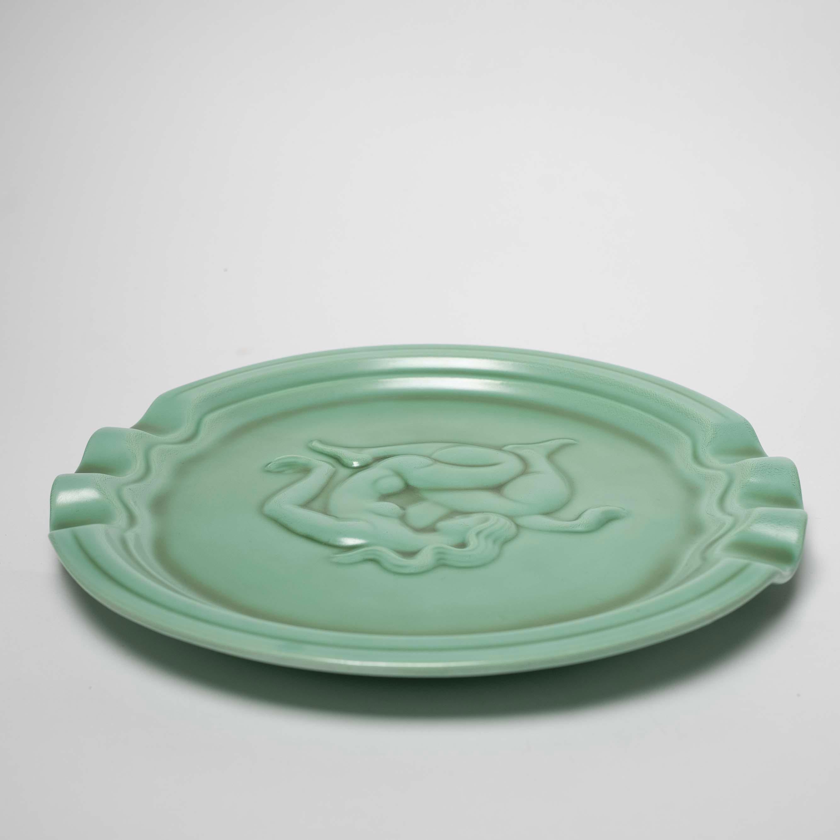 Zeladongrüner schwedischer Gnadenteller von Arthur Percy für Gefle, Schweden, um 1930 (Glasiert) im Angebot