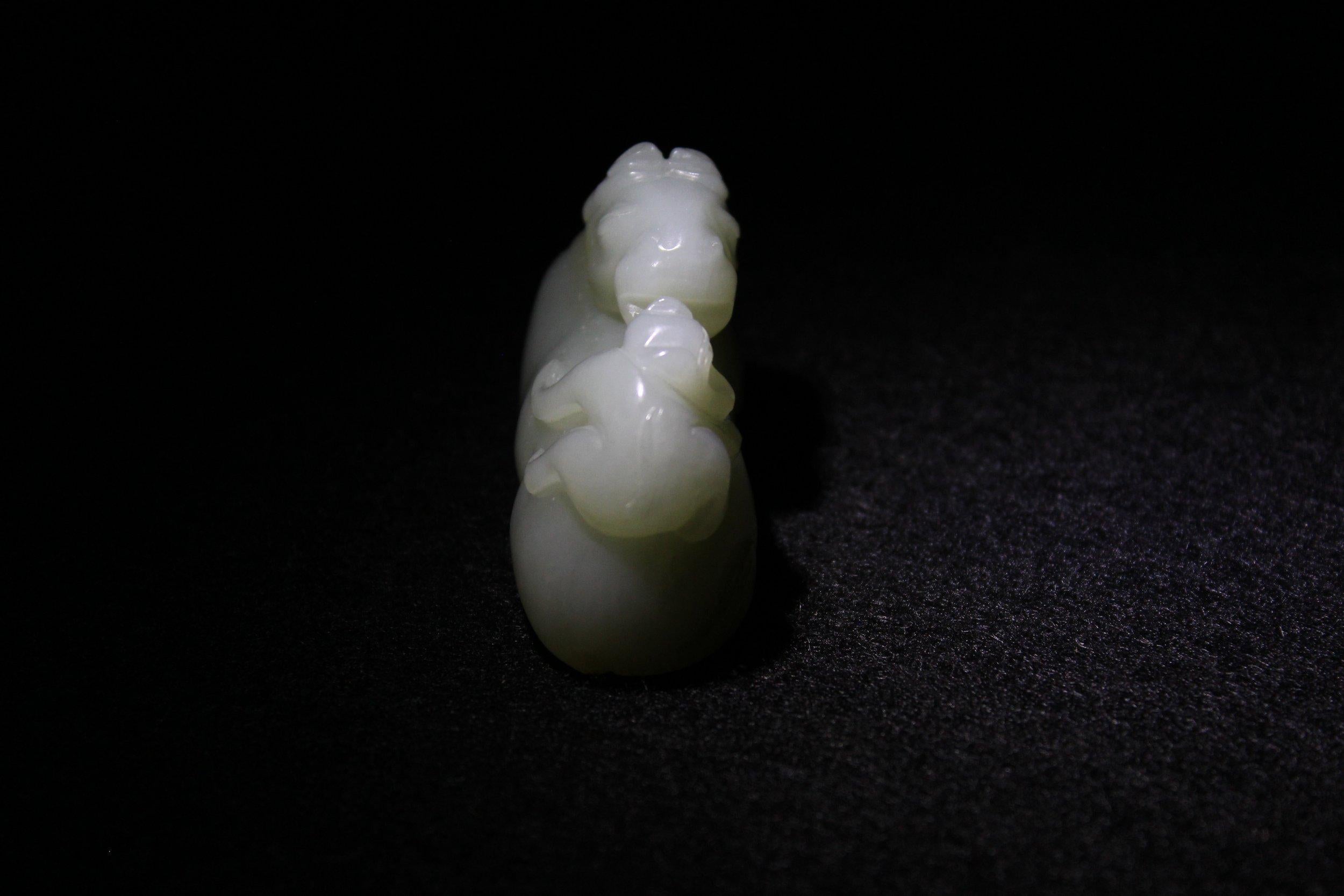 Celadon Jade Pferd und Affen aus Jade im Zustand „Gut“ im Angebot in San Diego, CA